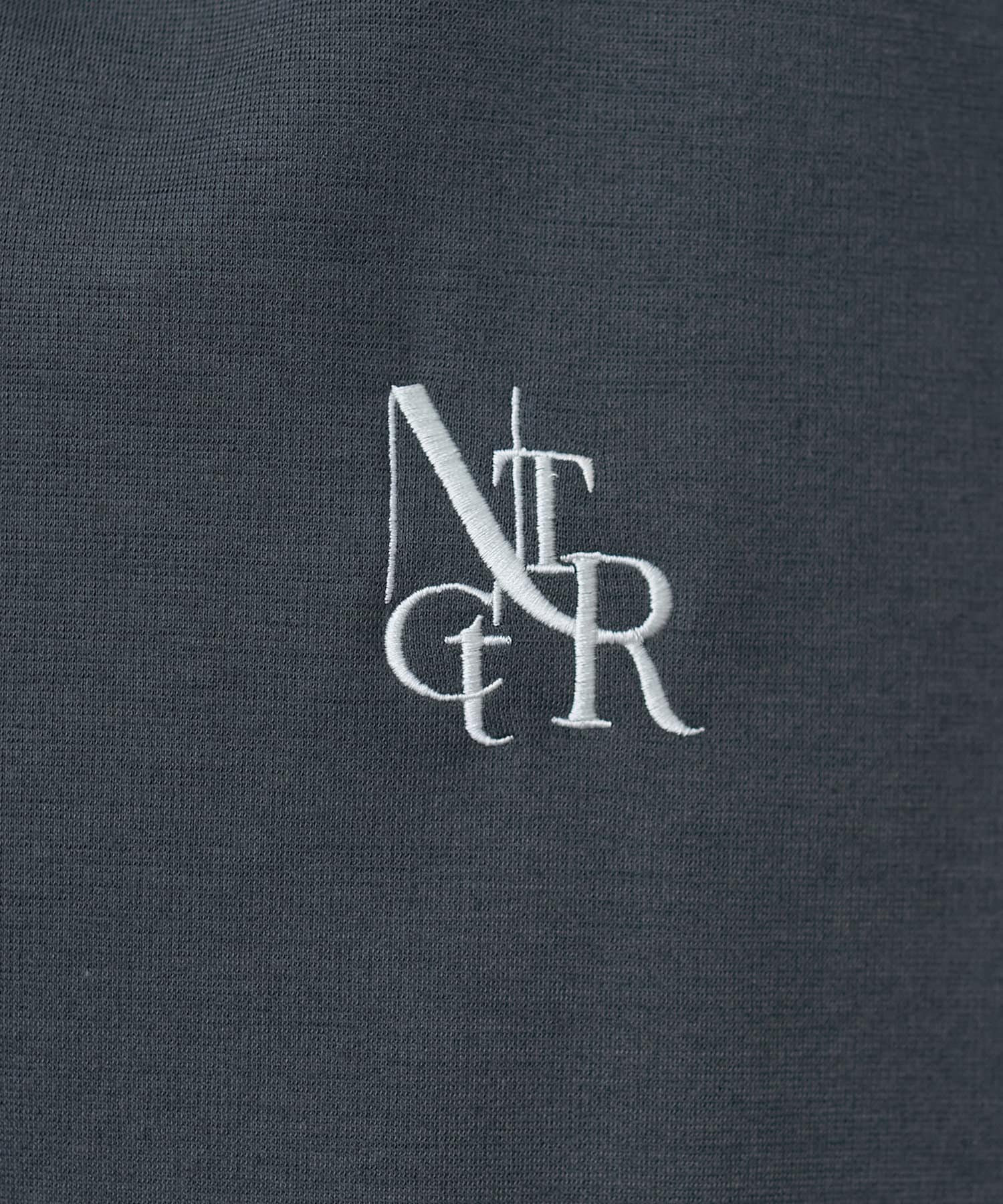 natural couture(ナチュラルクチュール) 【WEB限定】ポンチ刺繍ロゴ入りフレンチスリーブ