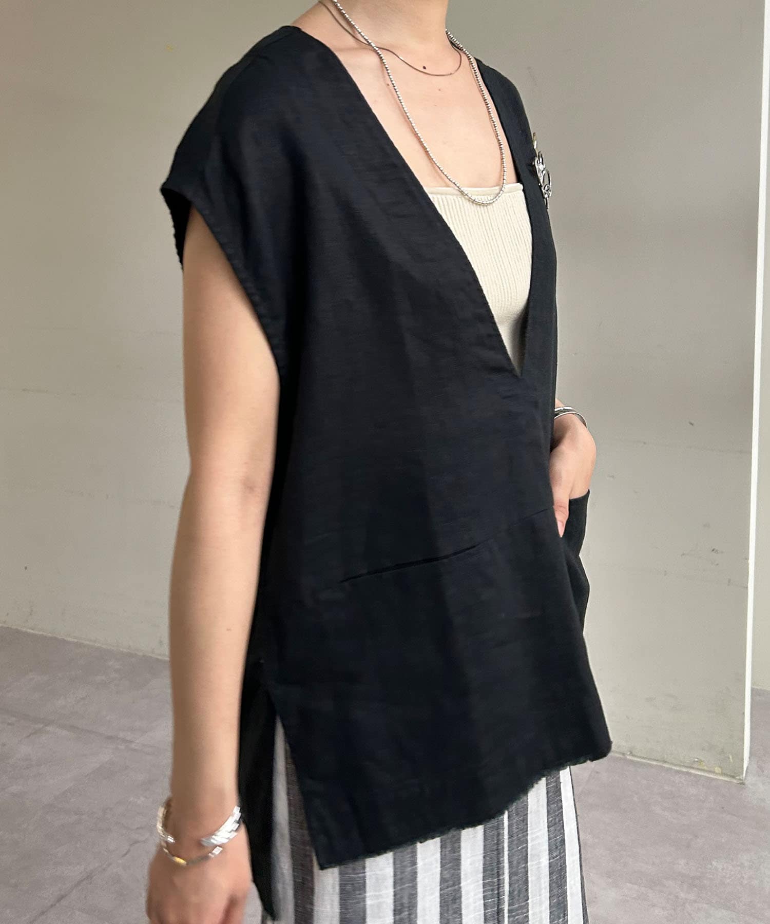 OUTLET(アウトレット) 【SHENERY】ブローチ付Vネックリネンベスト