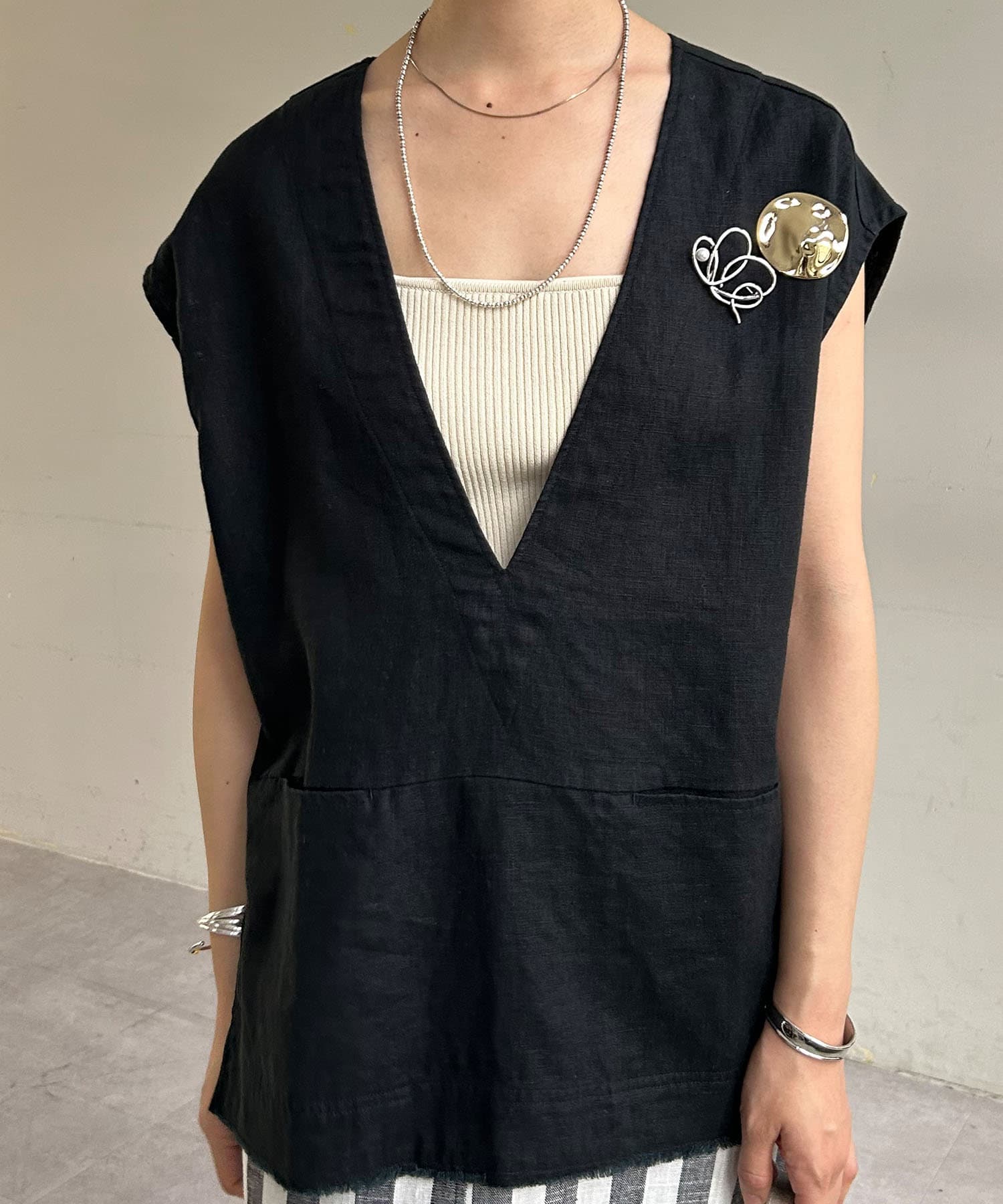 OUTLET(アウトレット) 【SHENERY】ブローチ付Vネックリネンベスト