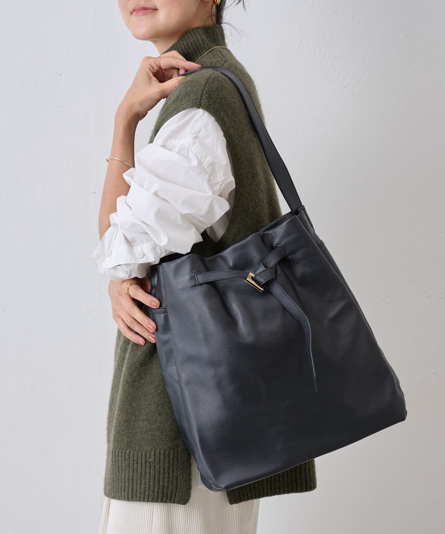 【極美品】BEARDSLEY ビアズリー 2.718牛革クロスボディバッグ 黒色 BEARDSLEY（ビアズリー）レザーボディバッグ｜Yahoo!フリマ（旧