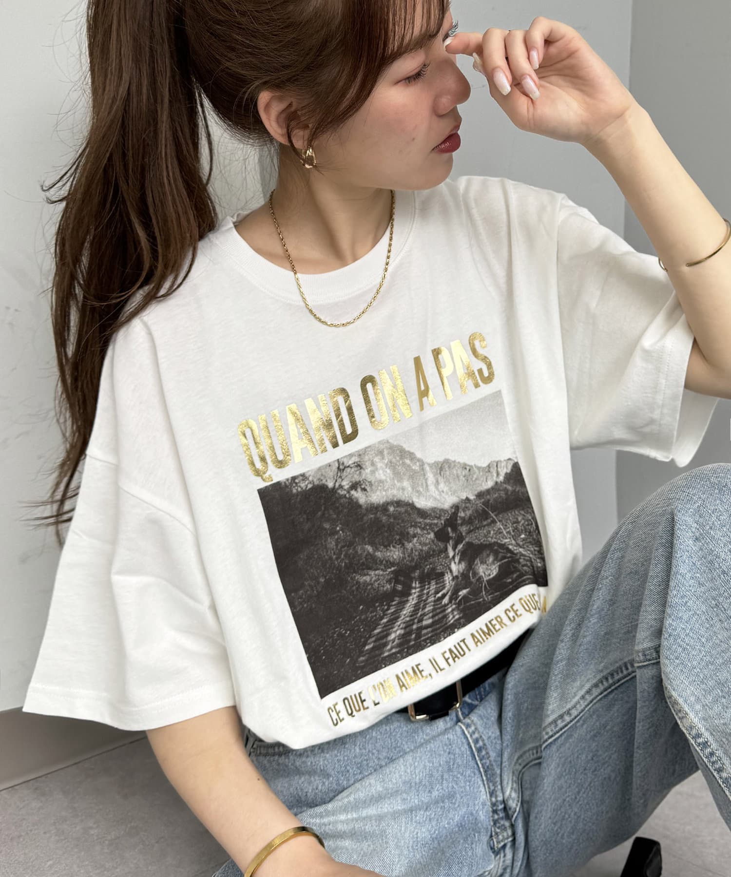 コーデの主役になるフォトデザインが魅力的なTシャツ●デザインモノクロのフォトプリントにゴールドとシルバーのロゴデザインで雰囲気のある魅力的なTシャツ。シンプルなTシャツながらもキャッチーなフォトデザイ