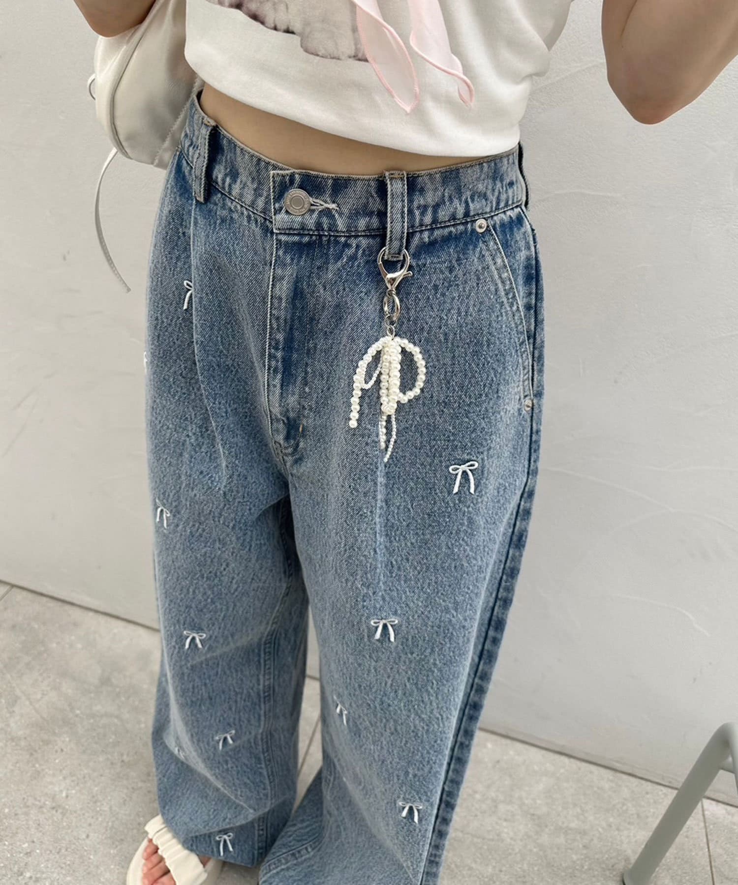 パールチャーム付き刺繍入りワイドデニムパンツ | OLIVE des