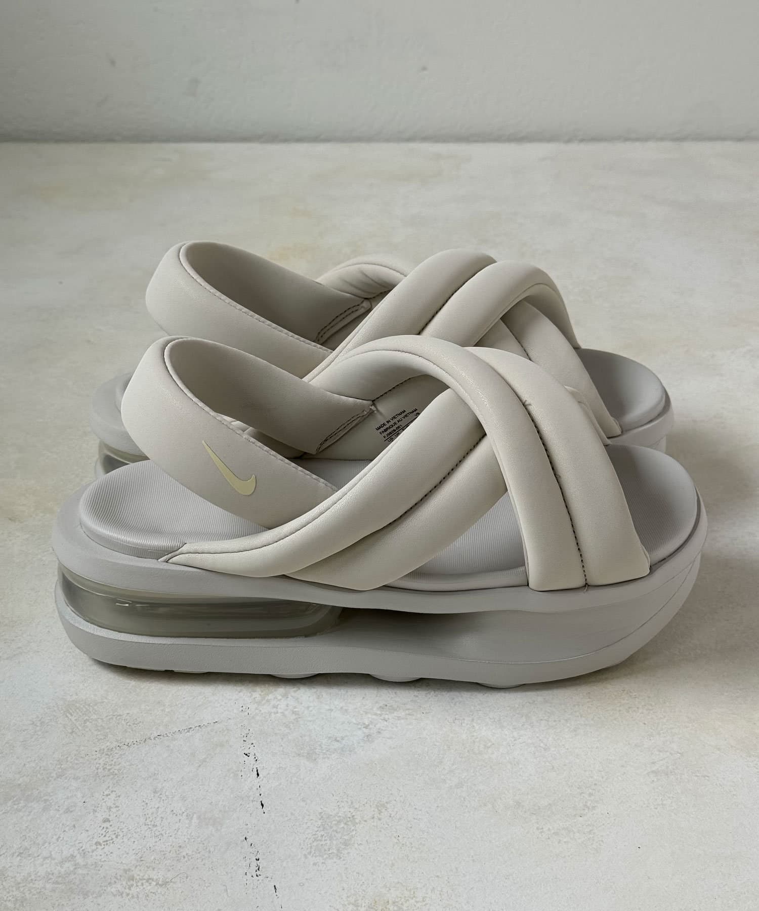新品 NIKEナイキウィメンズ エアマックス アイラサンダル （NIKE
