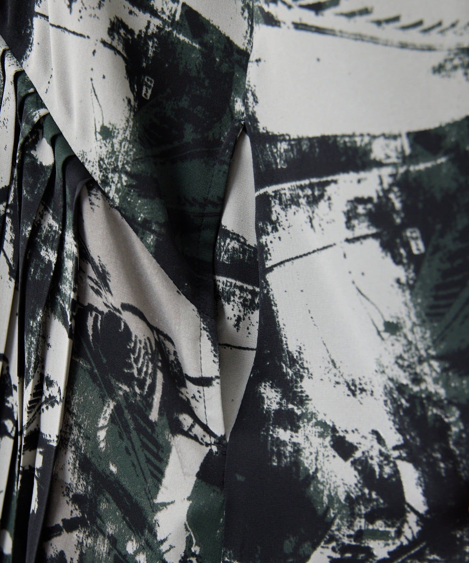 ear PAPILLONNER(イア パピヨネ) 《動画あり》長袖斜めプリーツワンピース【SUM1 STYLE(スミ スタイル)】