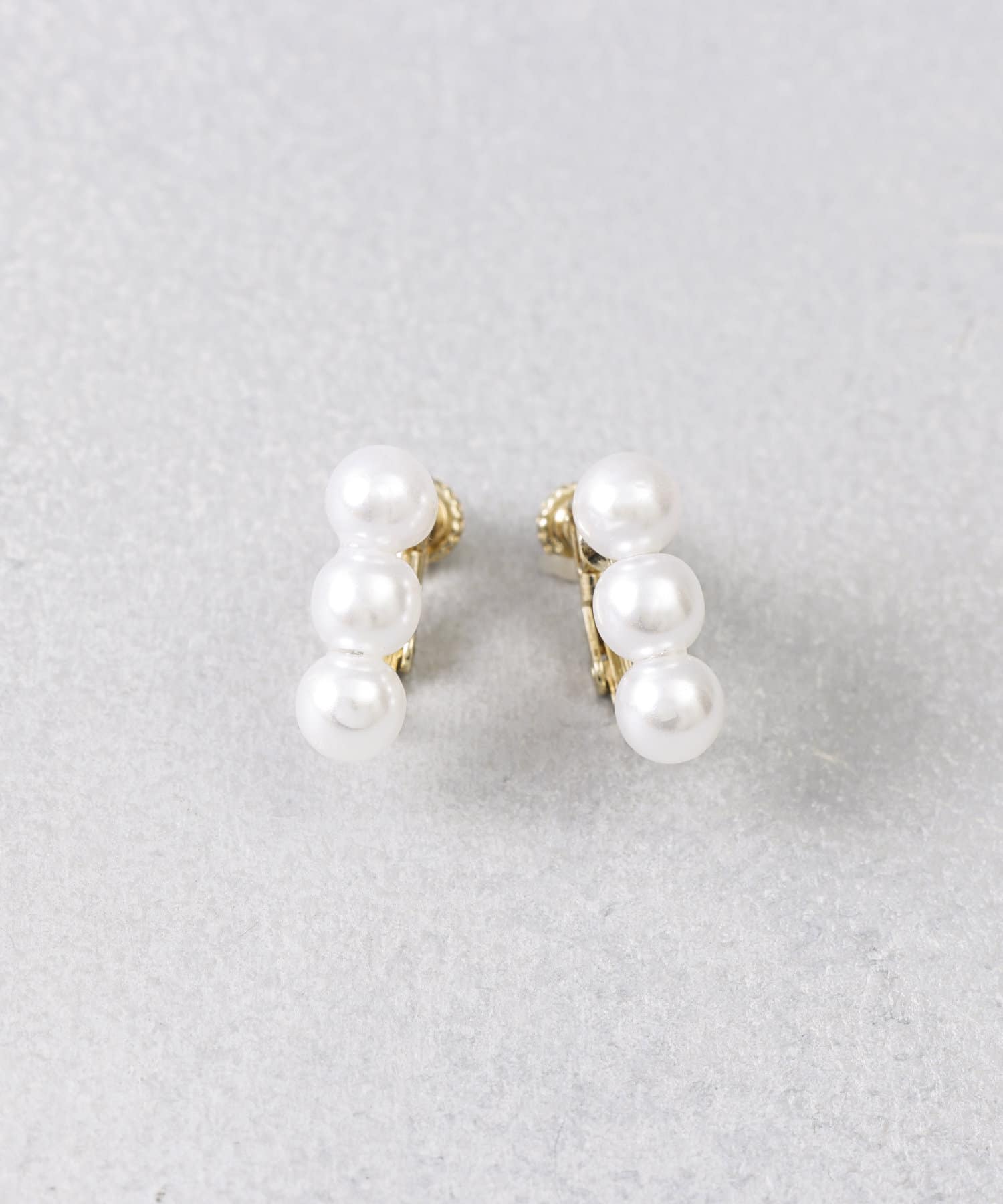 3COINS(スリーコインズ) 3パールイヤリング