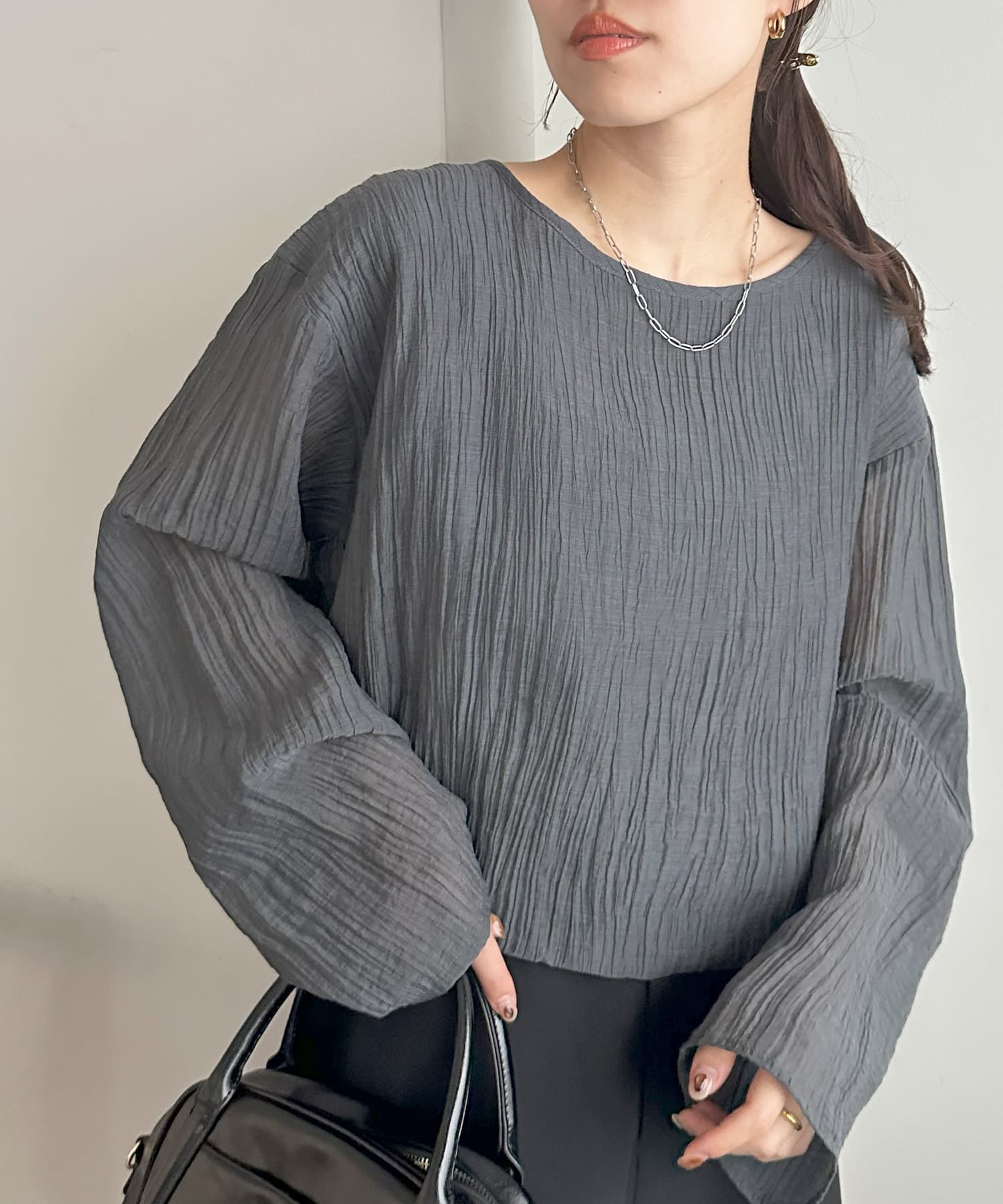 DISCOAT ONLINE LIMITED ITEM着るだけでサマになる、万能トップス●デザイン表面のシボ感が魅力のカットソー素材トップス。動きのある表情豊かなデザインで、シンプルながらもこなれた印