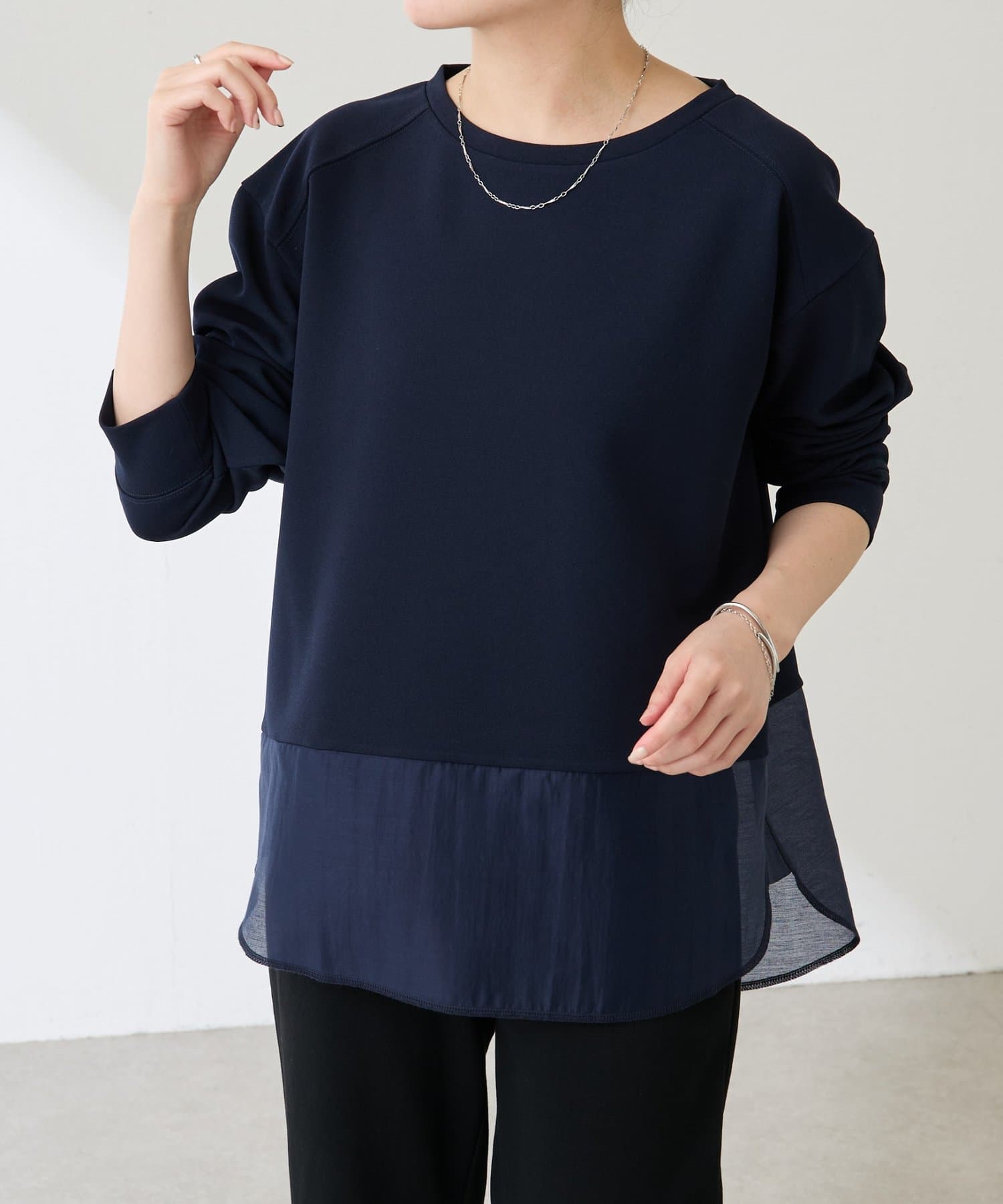 COLLAGE GALLARDAGALANTE ONLINE LIMITED ITEM一枚でも、スウェットやジャケットとレイヤーできる万能インナー※裾がシアーに切り替わっている新色が登場！（カラー名：