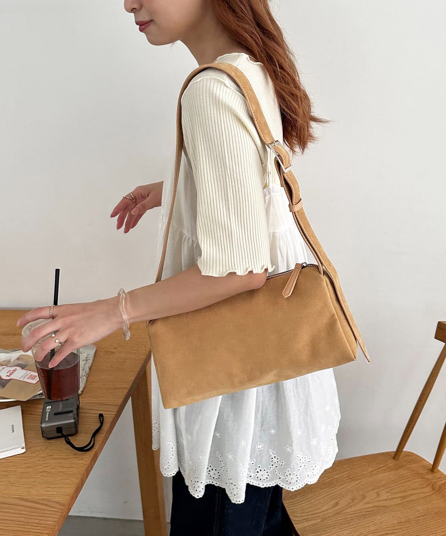 ＼ お客様満足度98％超え… ♡ ／ マルチWAYワンハンドルショルダーバッグ。ショルダー紐が斜め掛け～ハンドバッグにまで長さを調節でき、商品名の通りマルチに使えるショルダーバッグ。大きすぎず、小さす