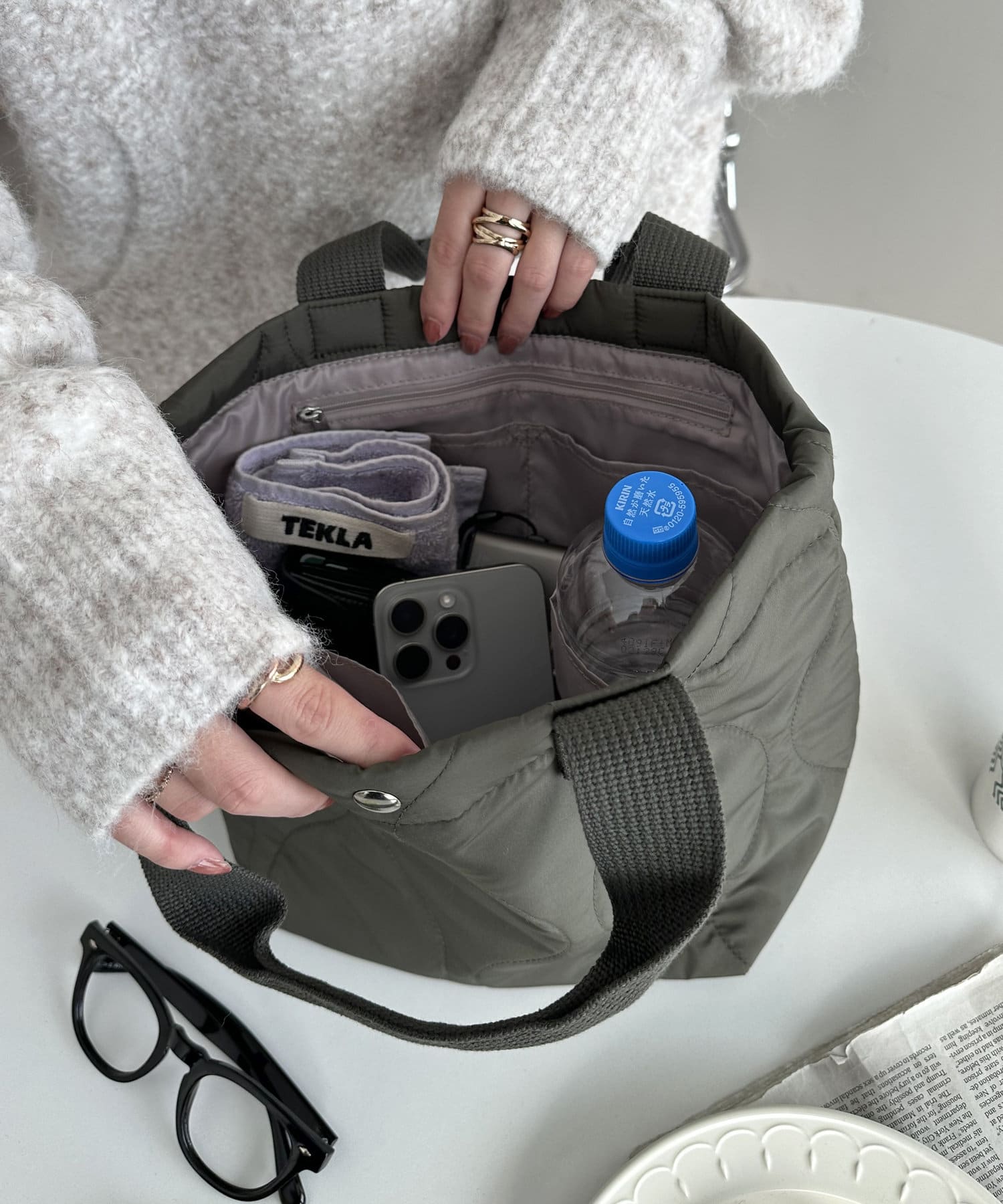 保留中。黒柄付き、ふわふわ感があるショルダーバック。 保留中。黒柄付き、ふわふわ感があるショルダーバック。