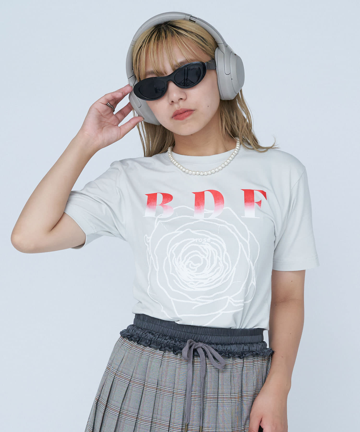 フロントのフラワープリントが目を惹くTシャツ▼ポイントトレンドのタイトなサイズ感のクロップド丈Tシャツ。ロゴの配色がコーデのアクセントに◎コットン100％で肌触りが良く快適な着心地です。デイリー使いは