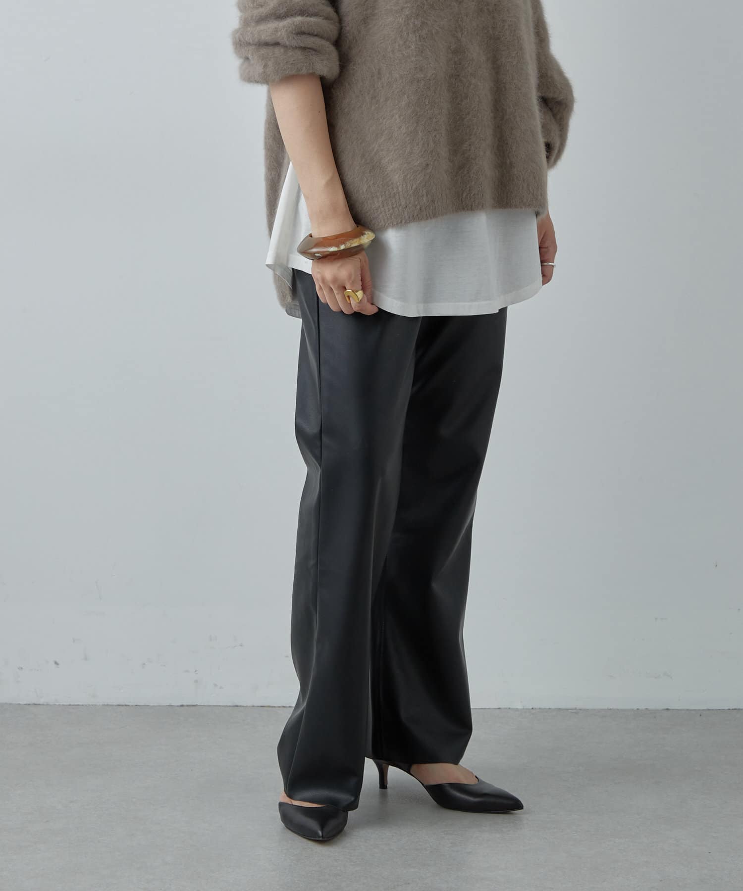 SHENERY】フェイクレザーストレートパンツ | OUTLET(アウトレット