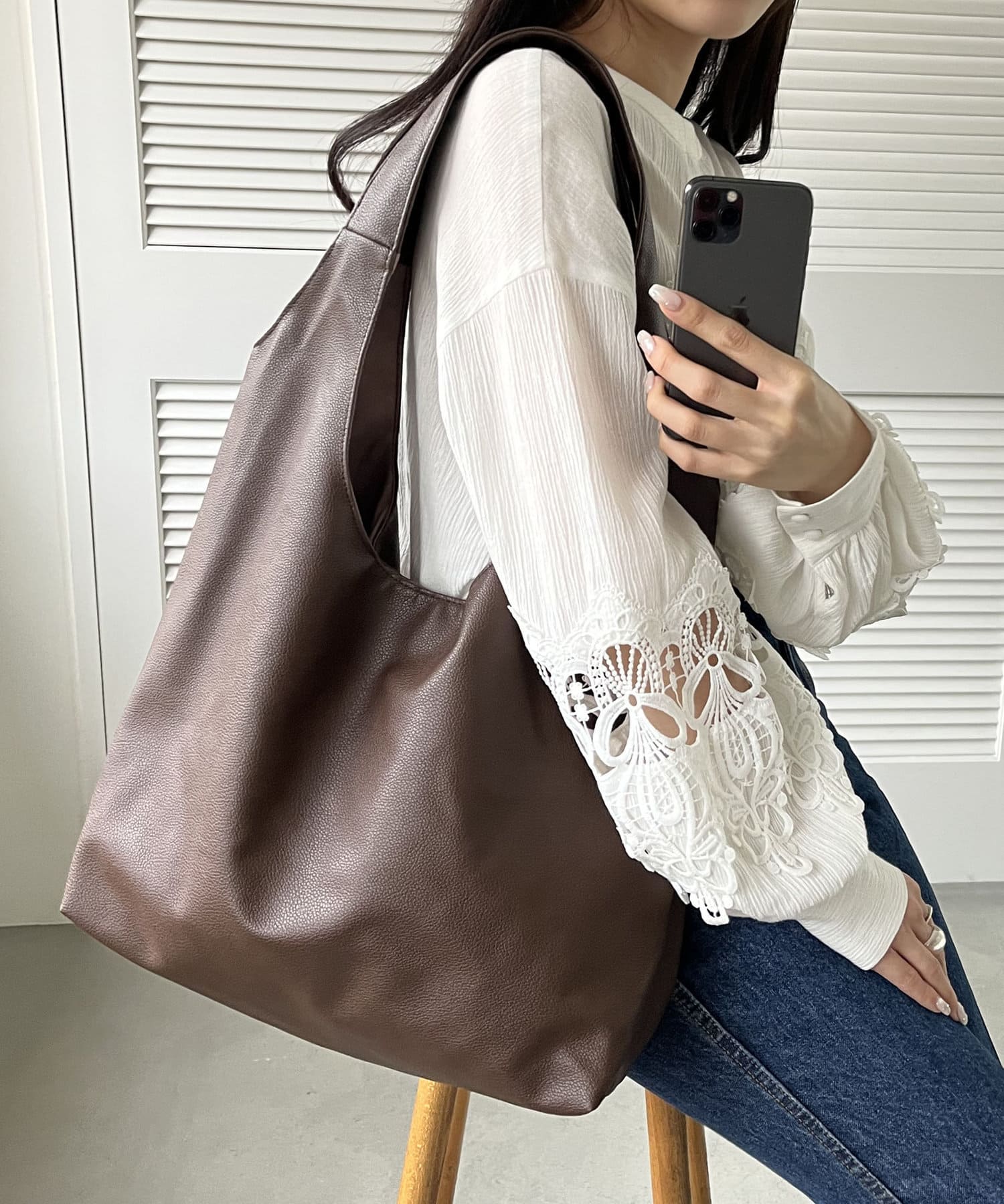 通勤・通学のバッグに迷ったらコレ！くったりラウンドトートバッグ。くったりとした柔らかな素材のトートバッグ。収納力の高い大きさに、トレンドに左右されないシンプルなデザインが魅力。ラウンドに仕上げた間口は