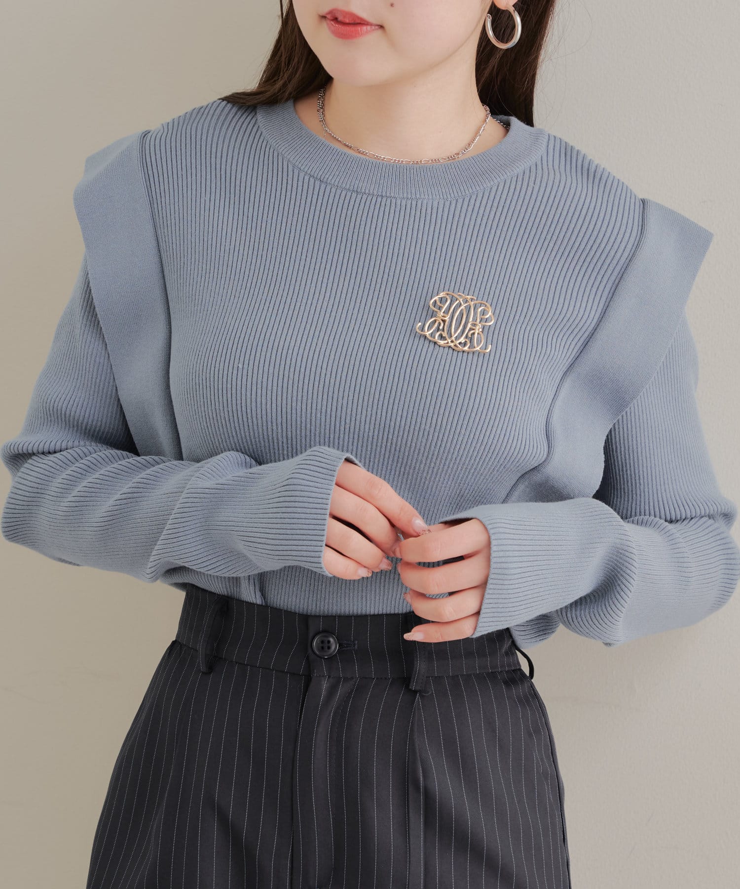 Chico】ブローチ付ビッグショルダークルーネックニット | OUTLET