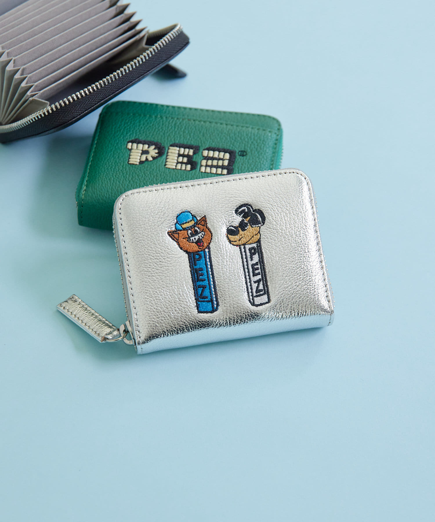 お札を折らずに収納できる！人気ジャバラ財布にPEZ(ペッツ)コラボデザインが仲間入り♪earで人気のジャバラ折り財布にPEZコラボが登場。表面にはディスペンサー刺しゅう、裏面にはPEZロゴ刺しゅうが入