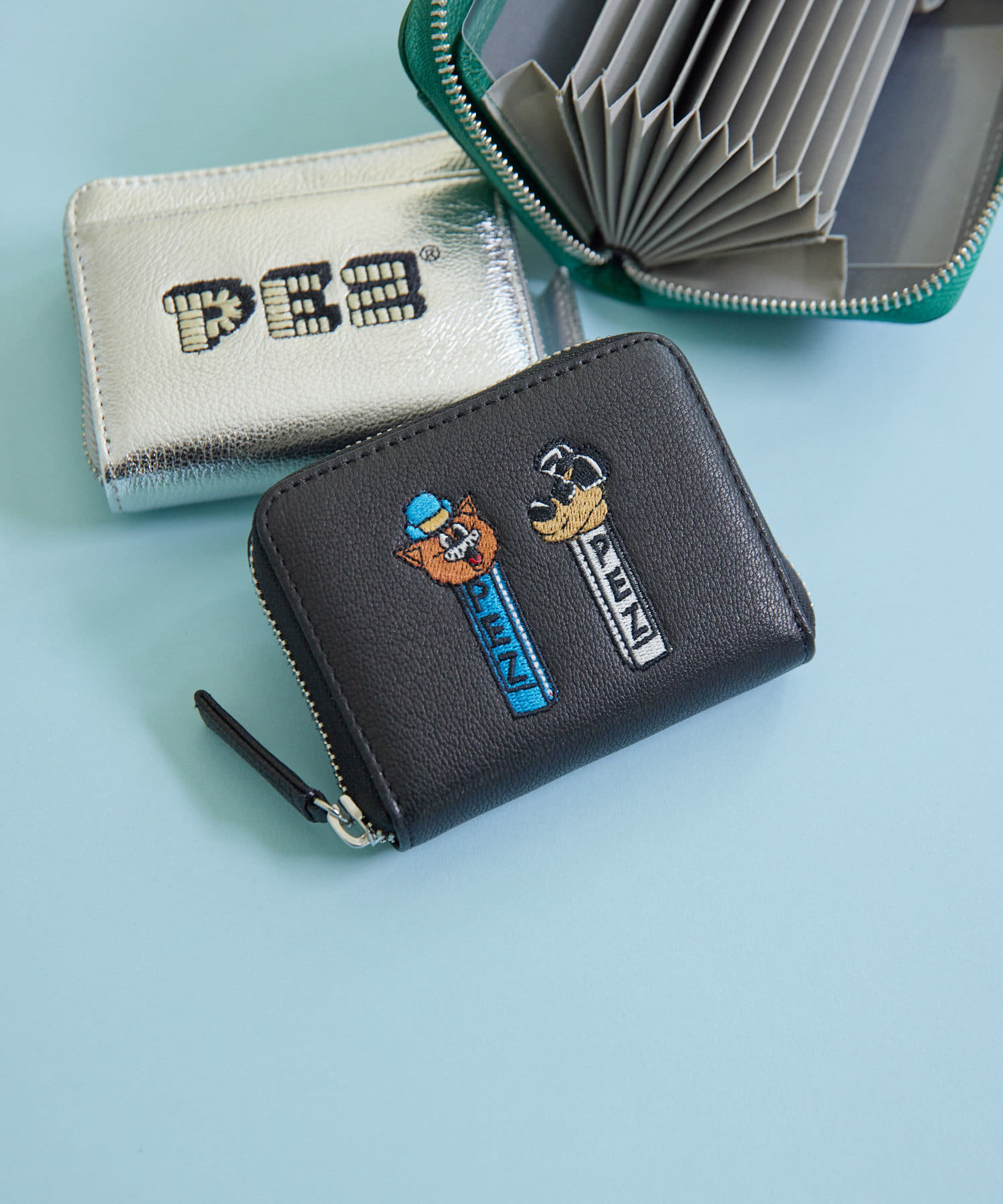 お札を折らずに収納できる！人気ジャバラ財布にPEZ(ペッツ)コラボデザインが仲間入り♪earで人気のジャバラ折り財布にPEZコラボが登場。表面にはディスペンサー刺しゅう、裏面にはPEZロゴ刺しゅうが入