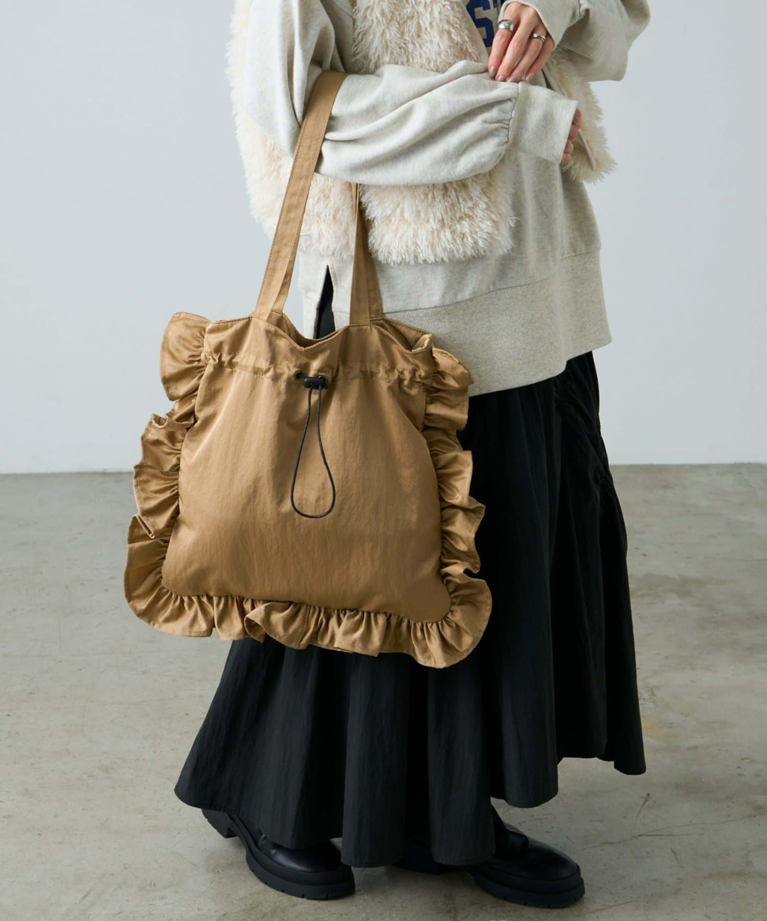 ぴの♡新品タグ付き♡リパーニ♡フリルクロワッサンバッグ♡本革♡イタリア製 THEATRE PRODUCTS】別注フリル2WAYBAG（トートバッグ）｜THEATRE