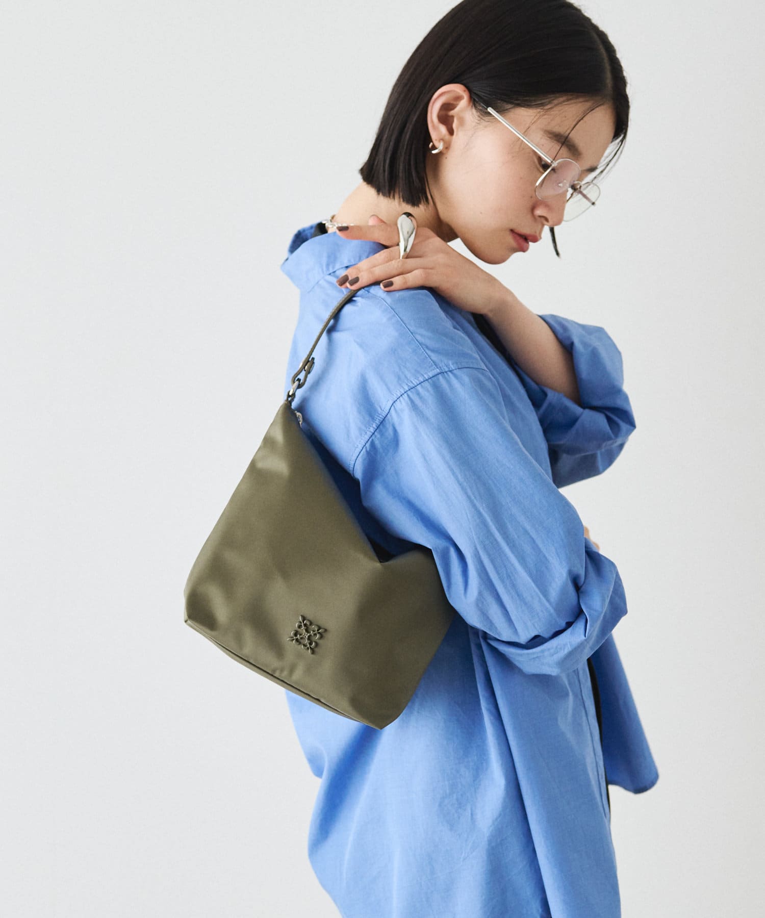 シンプルさを極めた、ベーシックに持てる2wayショルダーバッグ。見た目以上の収納力が人気で、軽量で艶感のある［ナイロンタイプ］です！-デザイン-2way仕様で、マットなモノグラムモチーフのプレートがシ