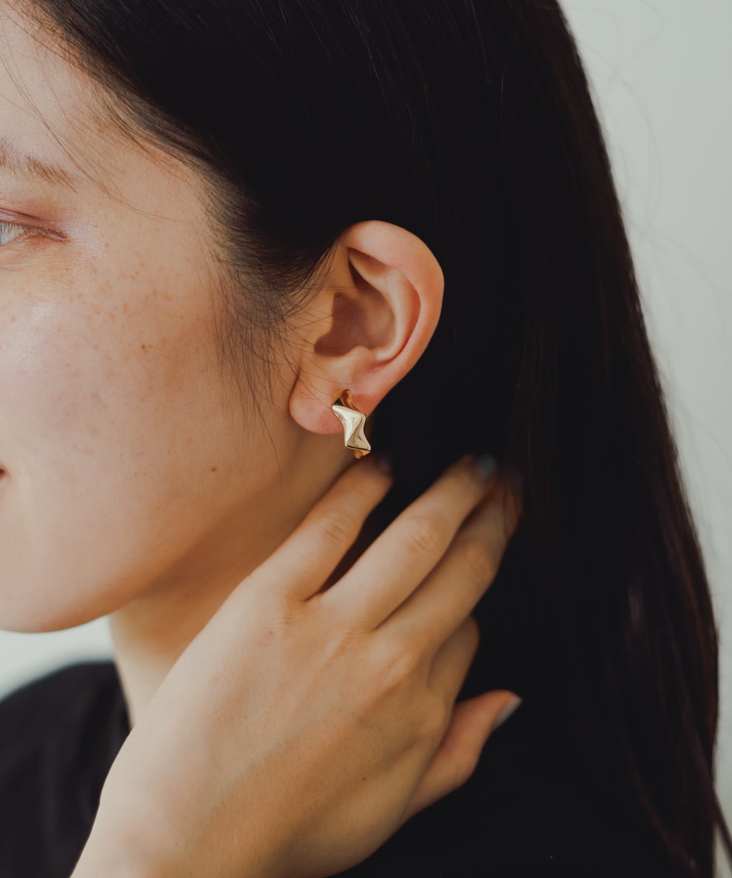 BIRTHDAY BAR(バースデイバー) Fold Shape Earring