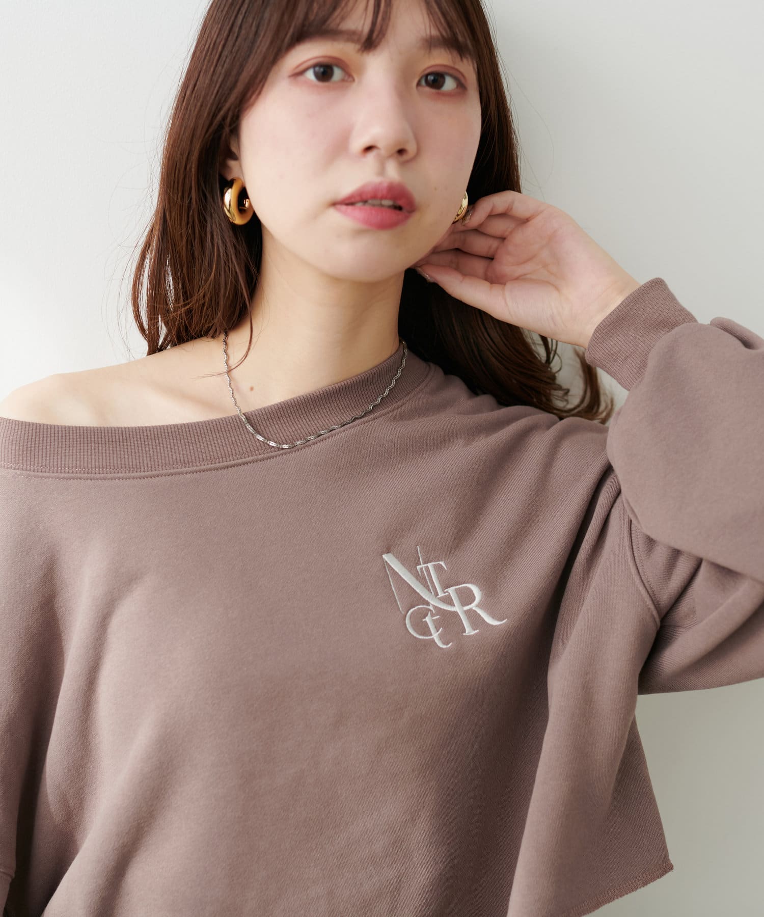 natural couture(ナチュラルクチュール) 【WEB限定】刺繍ロゴ裏毛プルオーバー