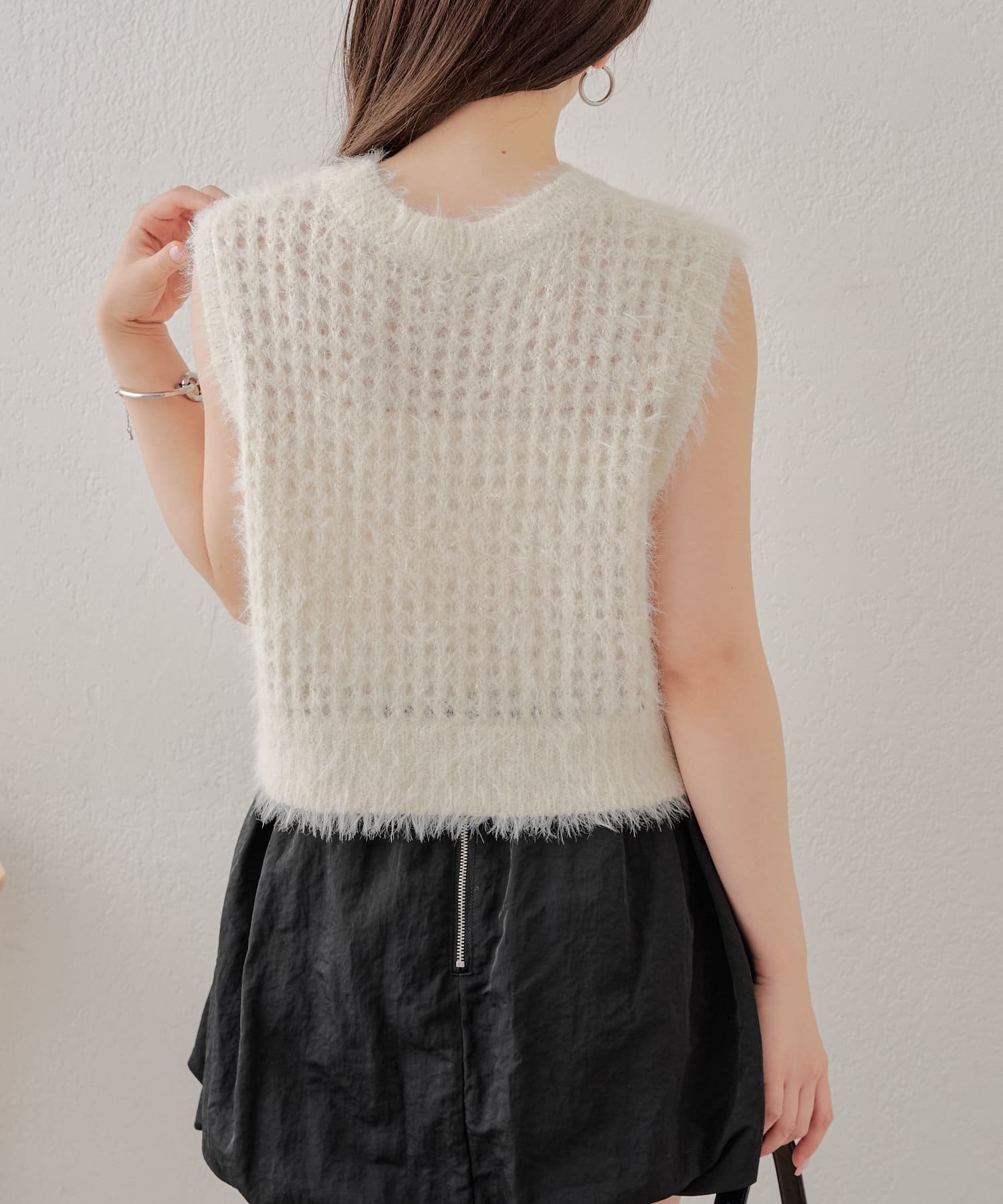 TRANOI . フリルヘムメッシュタンクトップ（タンクトップ