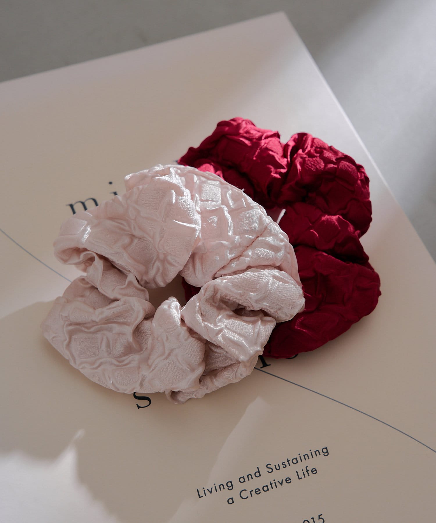 ♡Alo Yoga♡ラブノットタイシュシュ Love Knots Tie Scrunchie - White | Alo Yoga