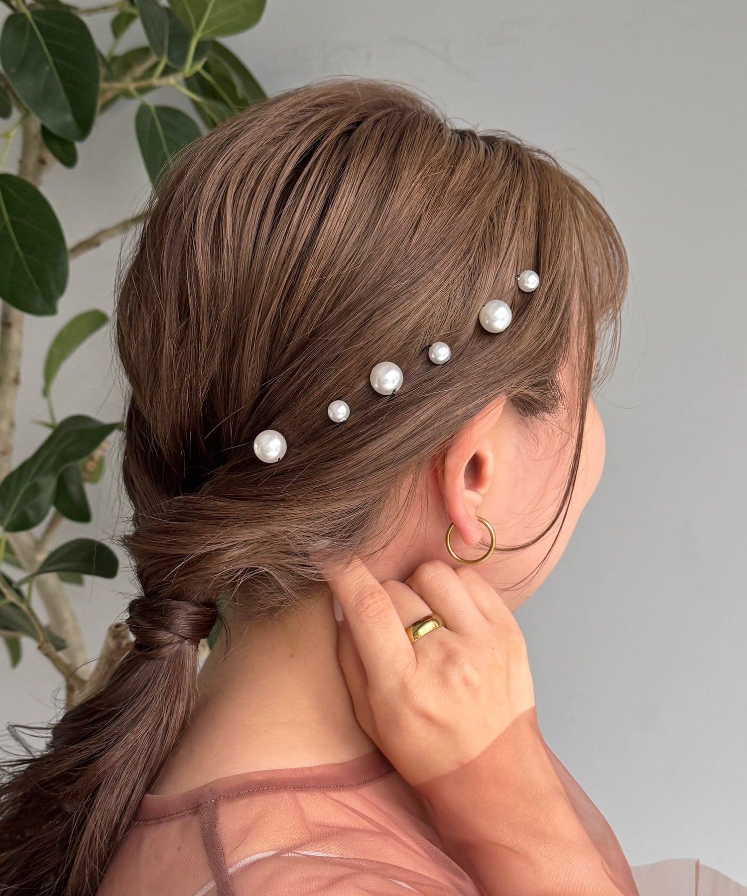 オケージョンシーンで使いやすいヘアピンセットオケージョンシーンなどのヘアセットで万能に使えるヘアピンセット。好きなところに差し込むだけで華やかな印象を与えてくれます。お手持ちのヘッドアクセと組み合わせ