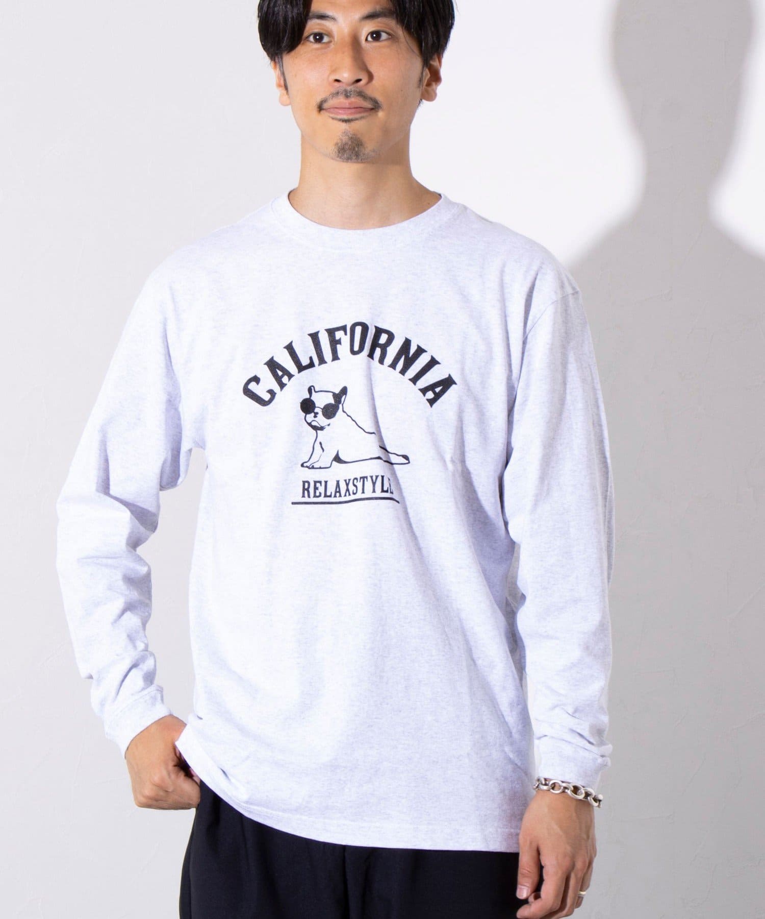 FREDY & GLOSTER(フレディ アンド グロスター) 【GLOSTER】ヨガ犬 クルーネック ロングスリーブ 長袖プリントTシャツ