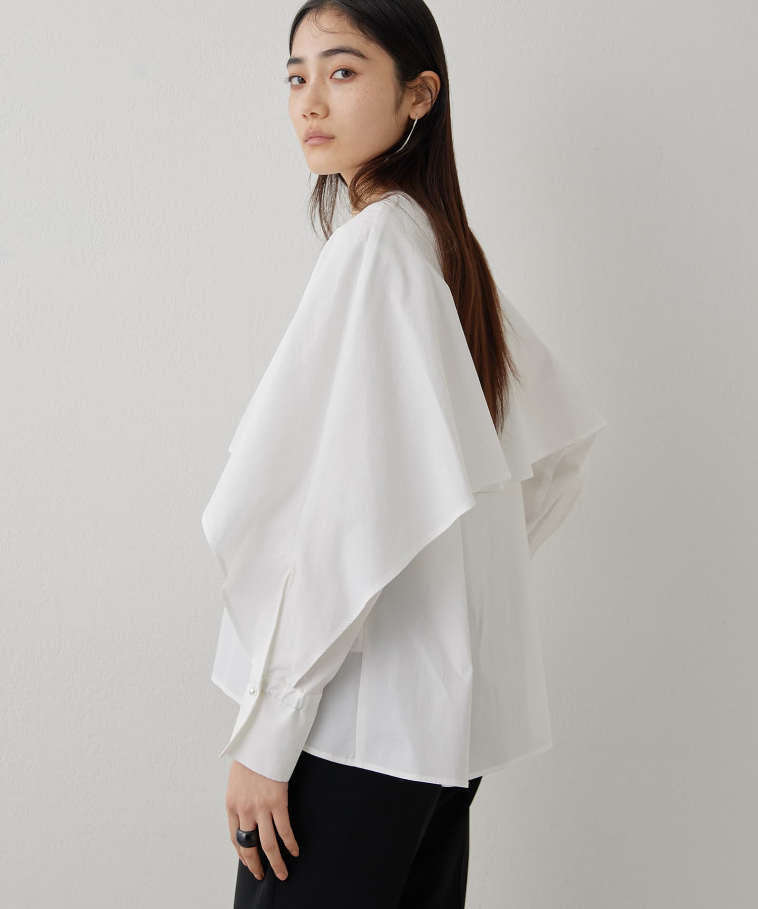 WhimGazette【THE PAUSE】ドビーフリルブラウス ウィムガゼット THE PAUSE】ラッフルシャツ | Whim Gazette(ウィム ガゼット