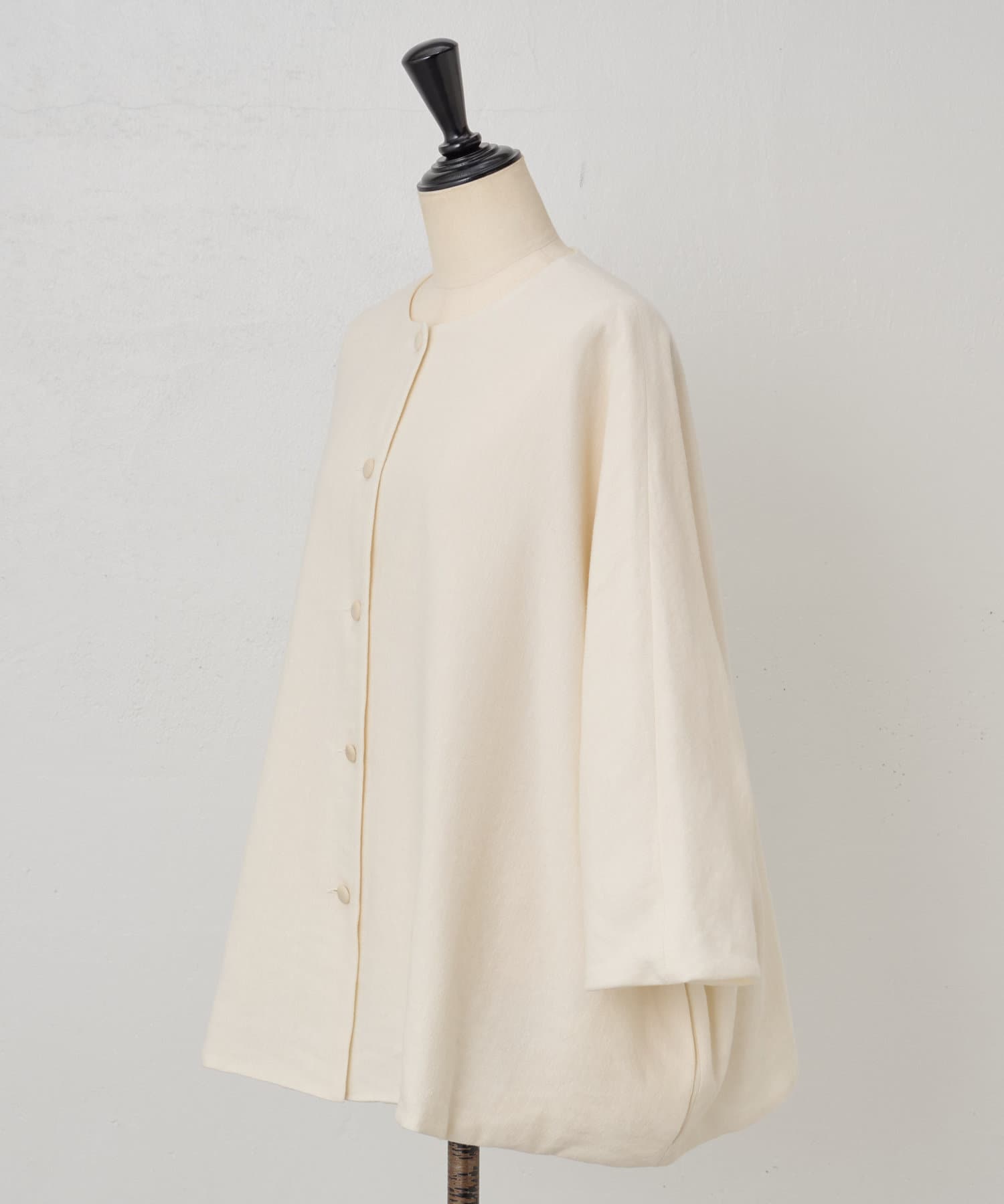 BEARDSLEY ベージュ ノーカラージャケット 後ろぷっくりプルゾン
