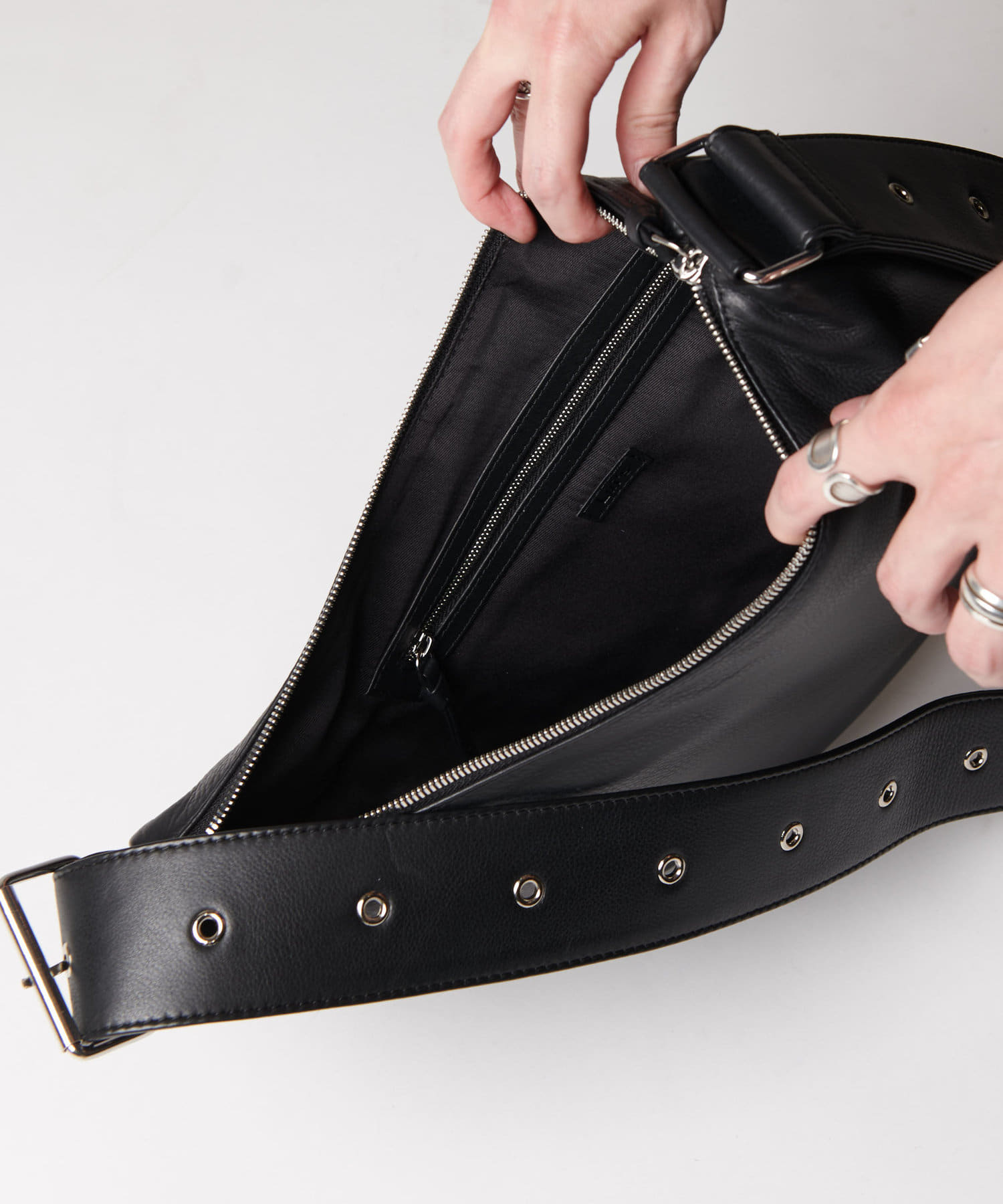 half moon bag/L cow nappa（ショルダーバッグ） | Lui's(ルイス