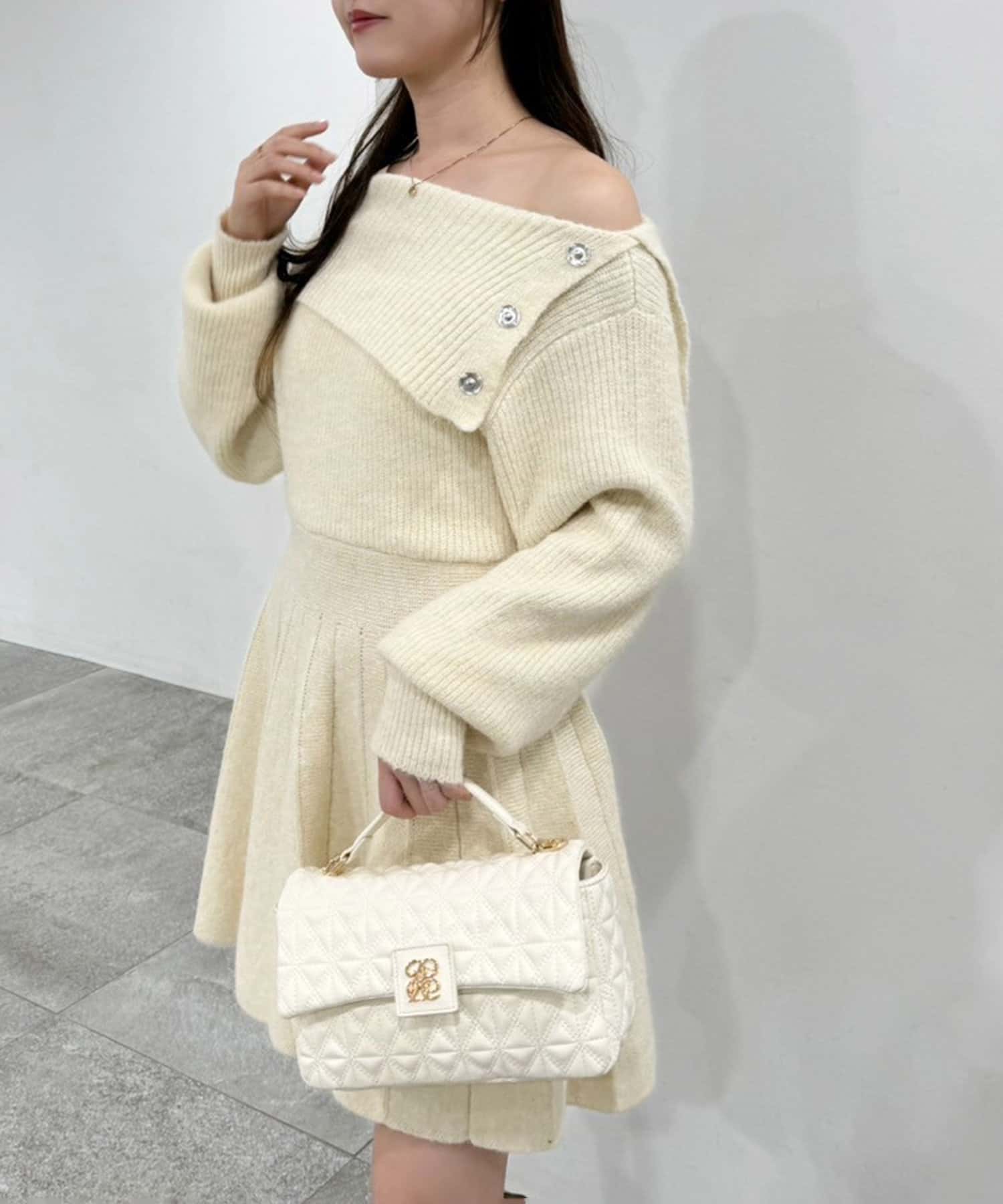 【LYN】Narla Infinite フラップショルダーバッグ ベージュ Discover LYN's Exclusive Collection of Stylish Bags | View