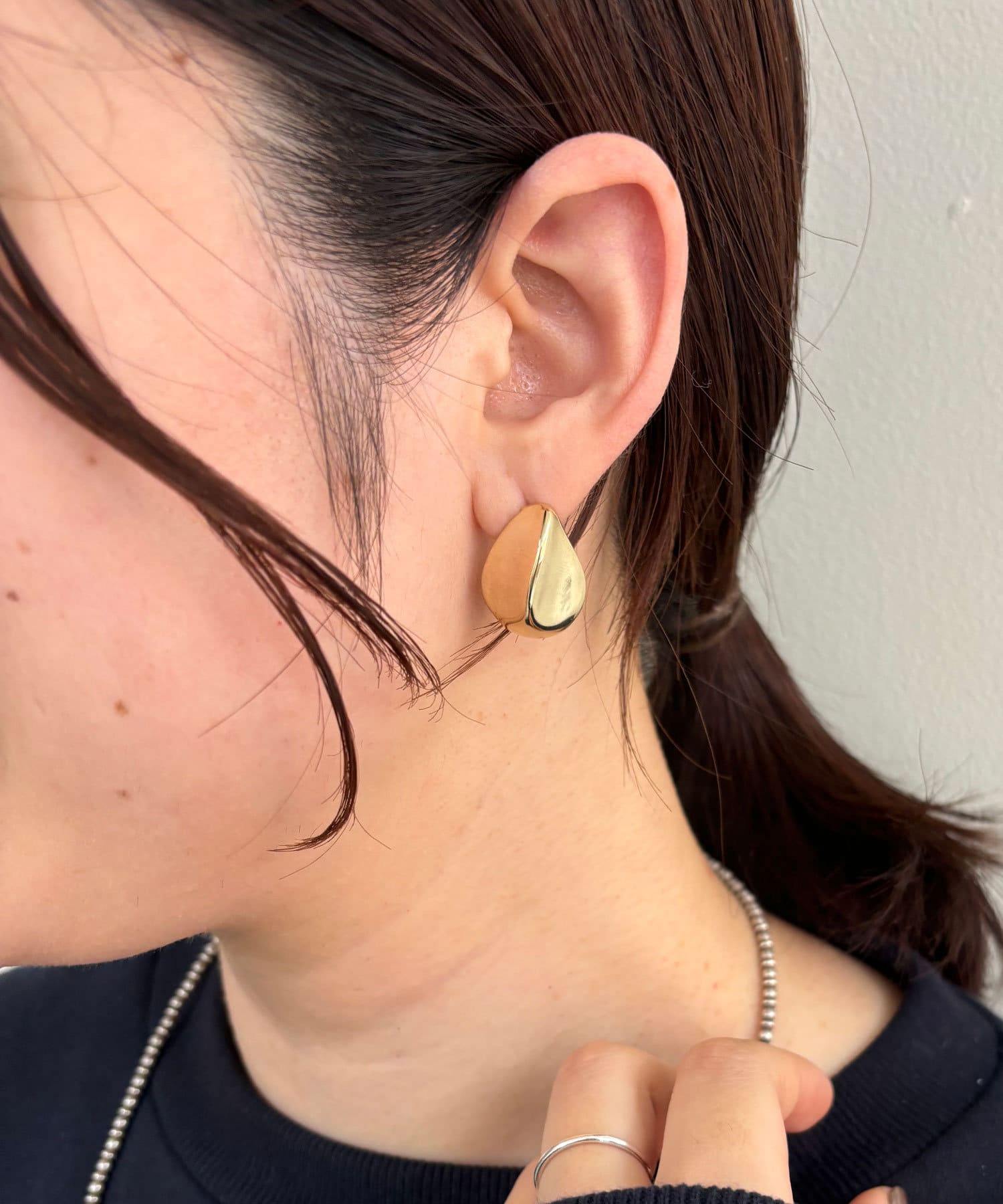 新品】フローラルペタル刺繍とサテンドロップのフープピアス オリーブ 