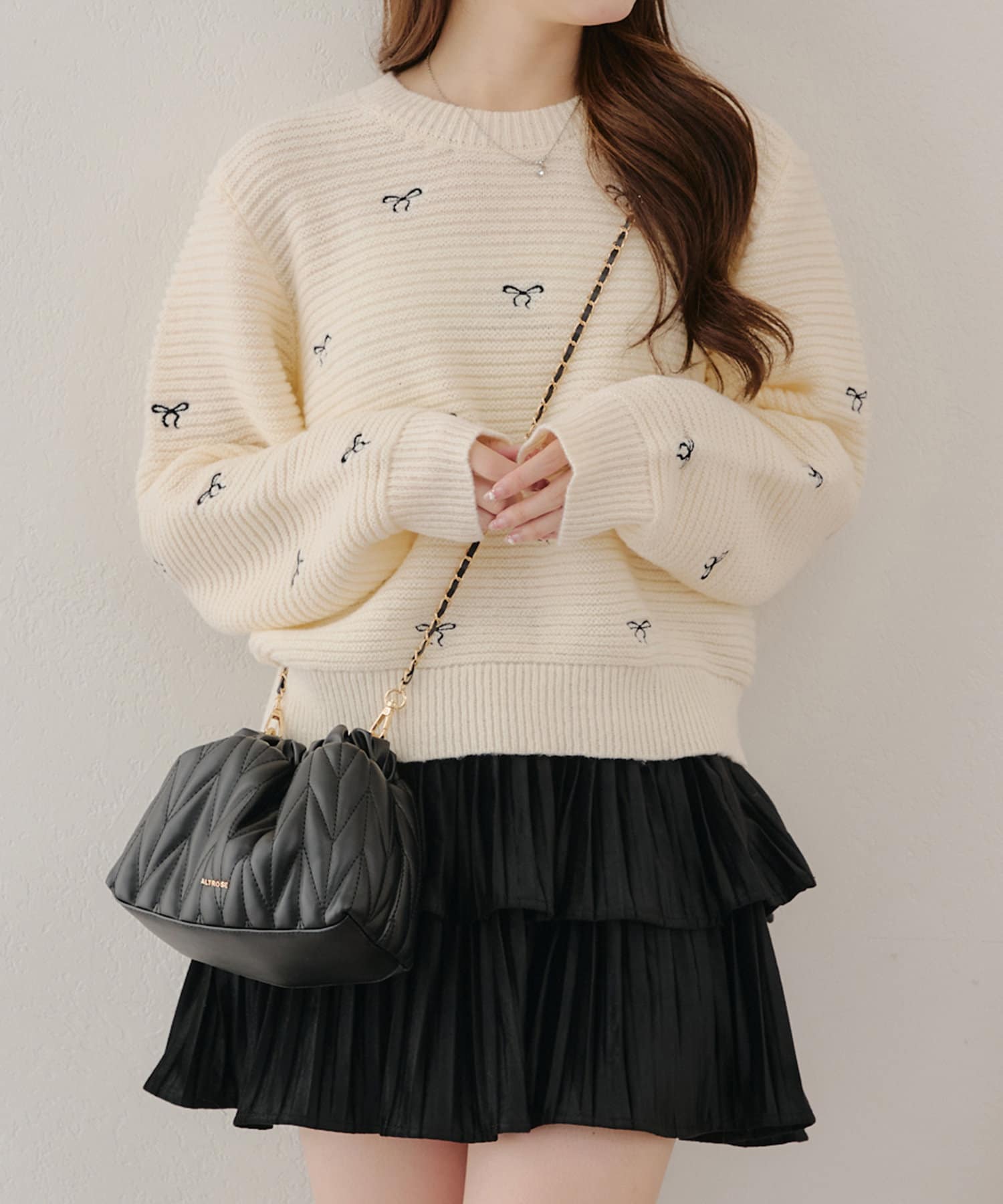 ┈ new arrival ┈ 小ぶりなリボン刺繍が目を惹くニットビスチェ