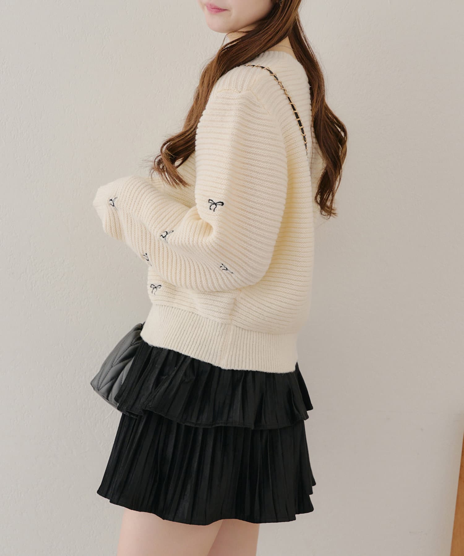 ┈ new arrival ┈ 小ぶりなリボン刺繍が目を惹くニットビスチェ