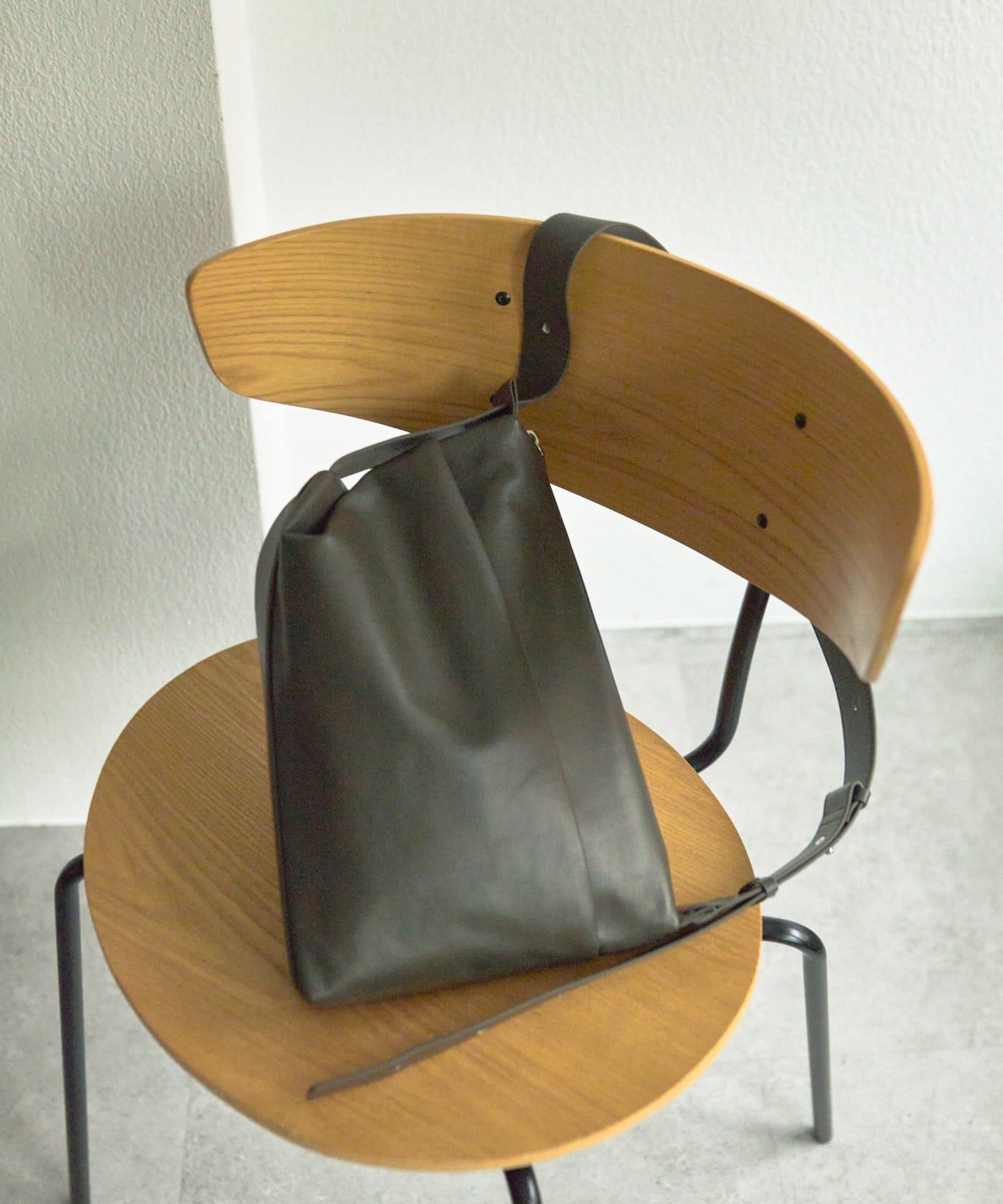 ear PAPILLONNER(イア パピヨネ) 《SNS総再生数800万突破！本革/軽量》2WAYレザーショルダーバッグ