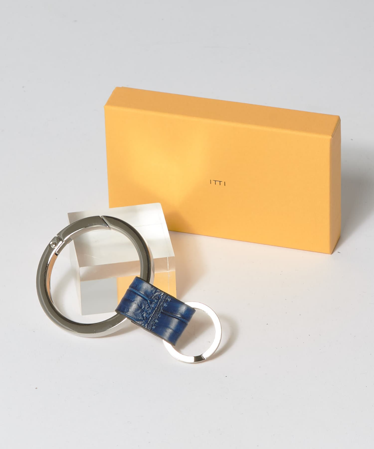 【ITTI】CRISTY RING RING / CROCOファーストシーズンより展開するブランドの代表作、CRISTY RING RING 。大振りながらシンプルで上品な金具と、クオリティの高いレザ