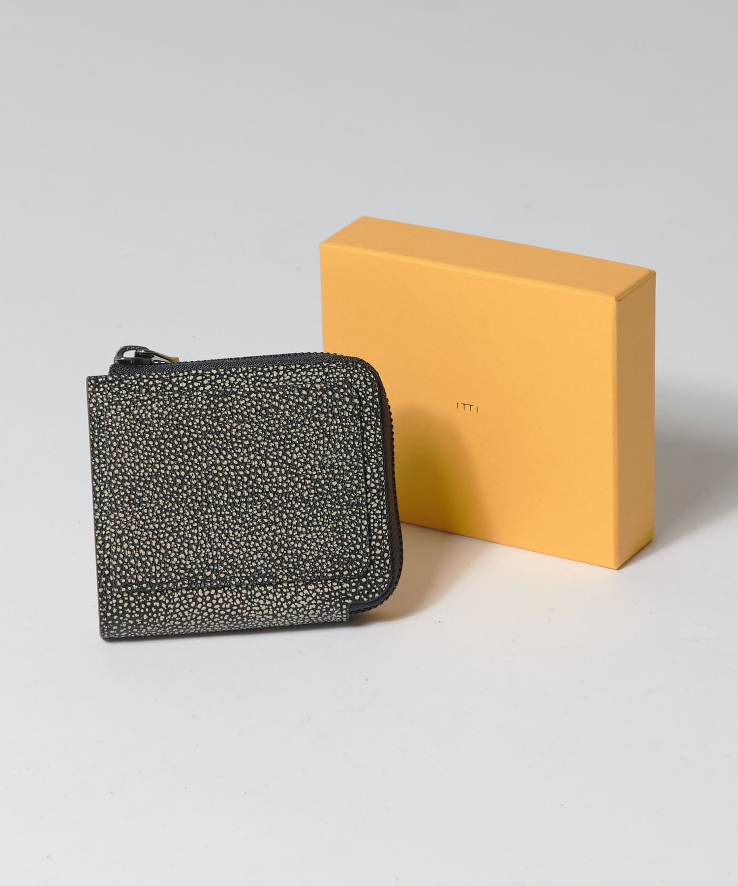 【ITTI】CRISTY VERY COMPACT WLT.5 / V.KUROZAN定番で展開している男女問わず一番人気のコンパクト財布、CRISTY VERY COMPACT WLT。L字ファスナ
