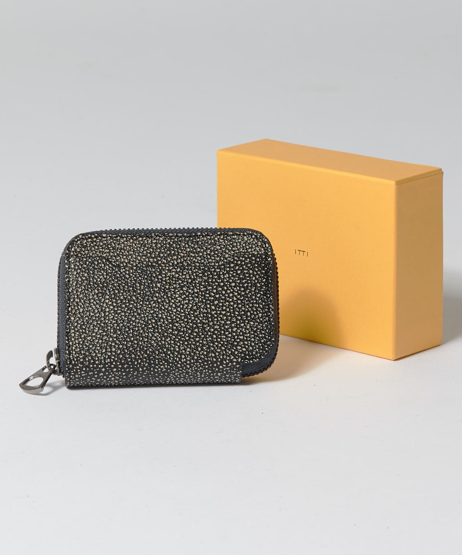 【ITTI】CRISTY COIN CARD WLT / V.KUROZANラウンドファスナータイプのミニ財布、CRISTY COIN CARD WLT。愛着の湧くころんとした形で、手に持ったときの心