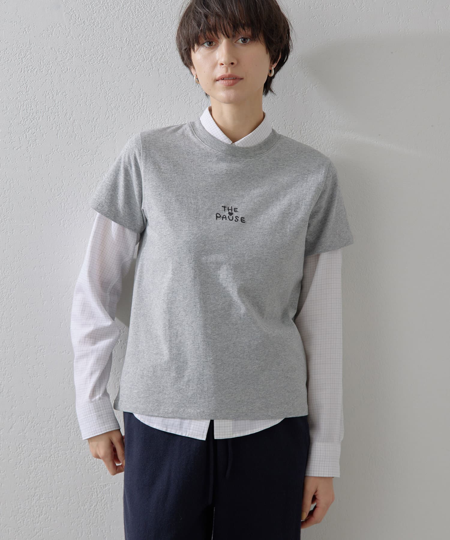 Whim Gazette(ウィム ガゼット) レディース 【THE PAUSE】THE PAUSE刺繍Tシャツ グレー