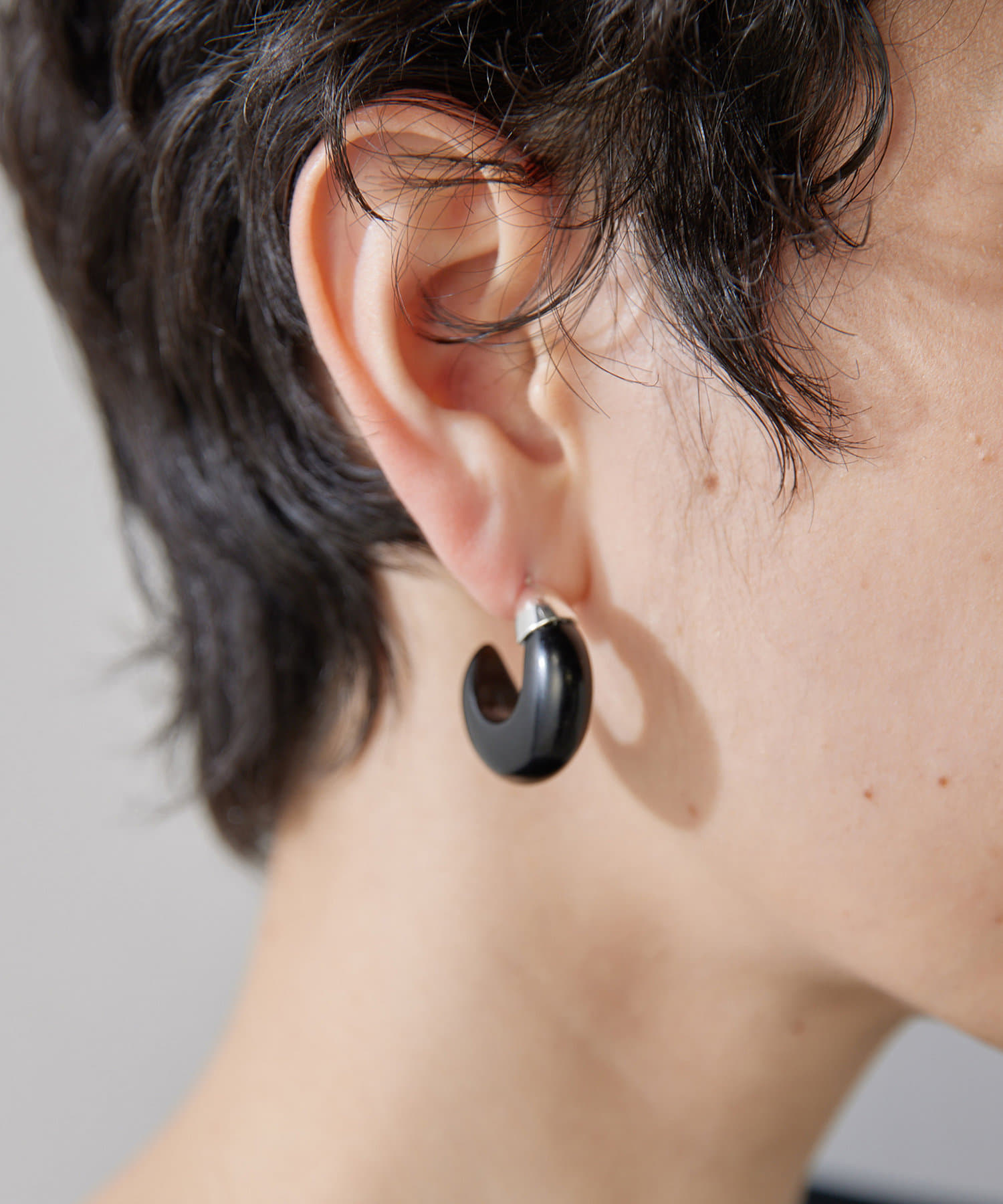 【THE PAUSE】ストーンドロップピアス（ブラック） THE PAUSE】ストーンフープピアス | Whim Gazette(ウィム