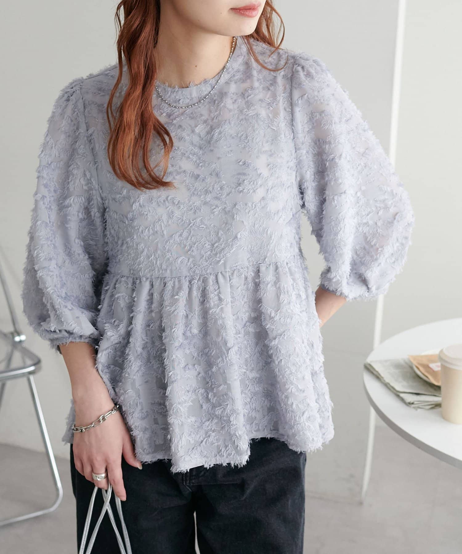 DISCOAT ONLINE LIMITED ITEM夏の装いに女性らしい抜け感をプラスしたフリンジブラウス●デザイン裾には、女性らしさを演出するフリンジが施されています。歩くたびに揺れるフリンジが、