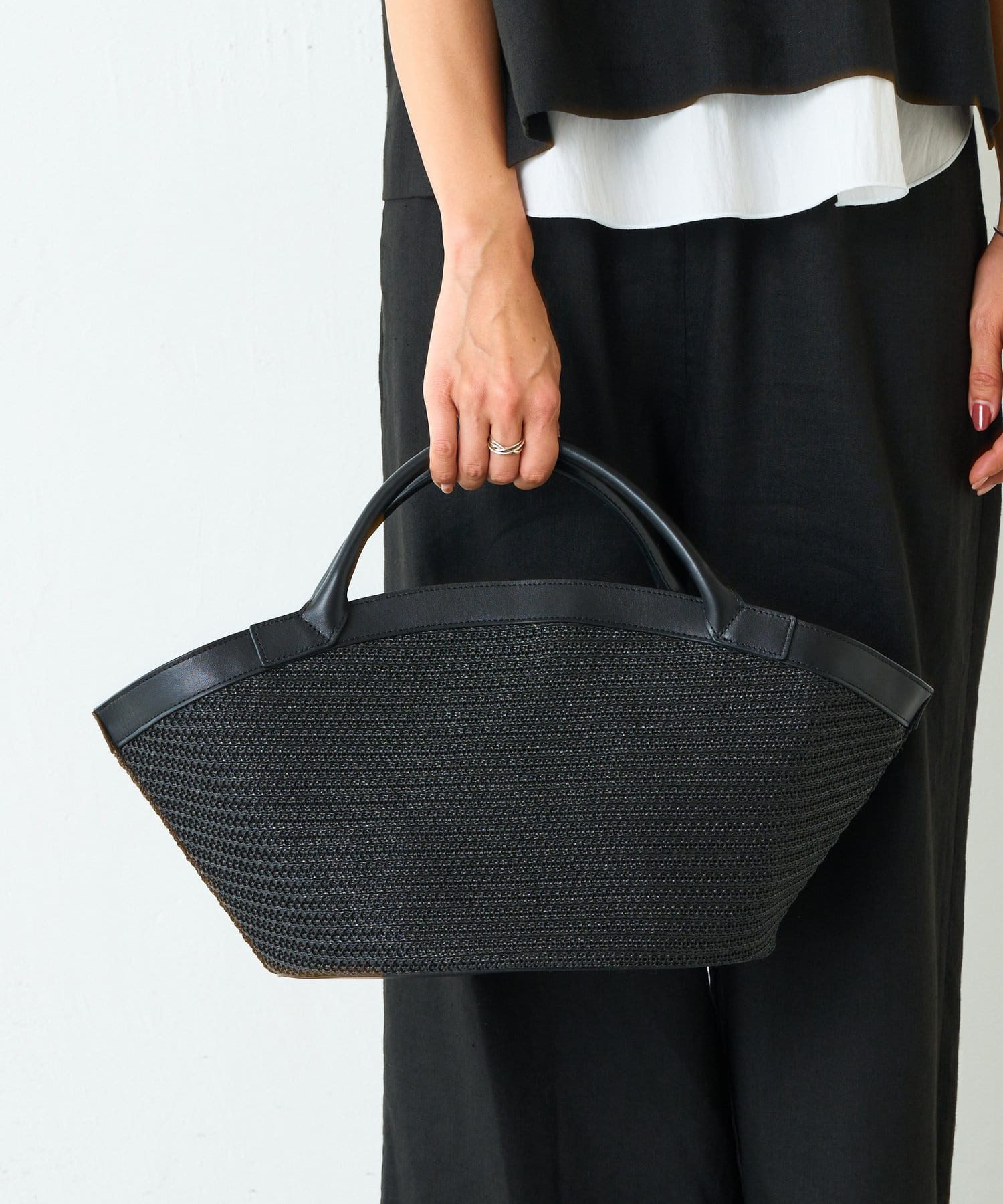【極美品】BEARDSLEY ビアズリー 2.718牛革クロスボディバッグ 黒色 2.718》コンビバスケット | BEARDSLEY(ビアズリー)レディース
