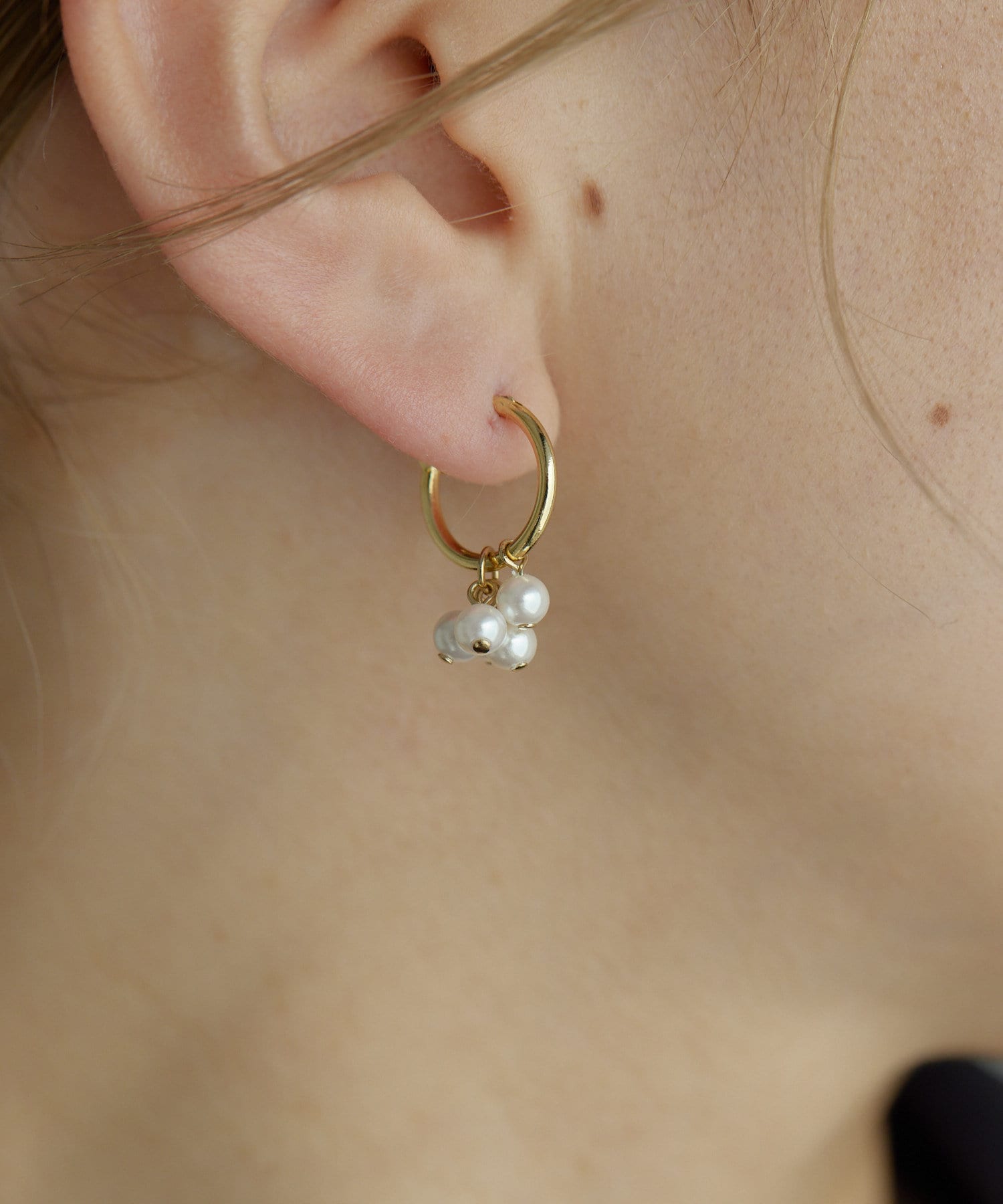 ear PAPILLONNER(イア パピヨネ) 《キャッチレス》粒パールフープピアス