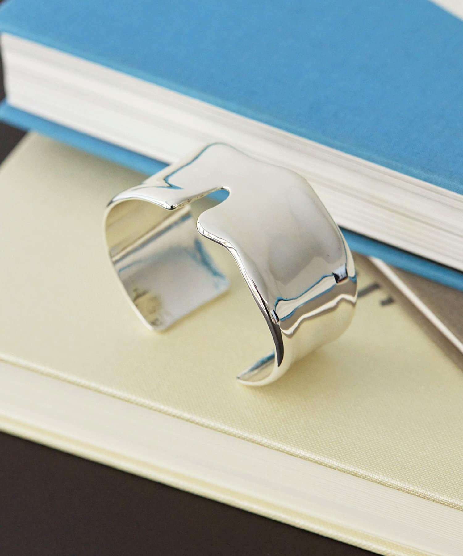 Hoaw.】Curvy Bangle | Whim Gazette(ウィム ガゼット