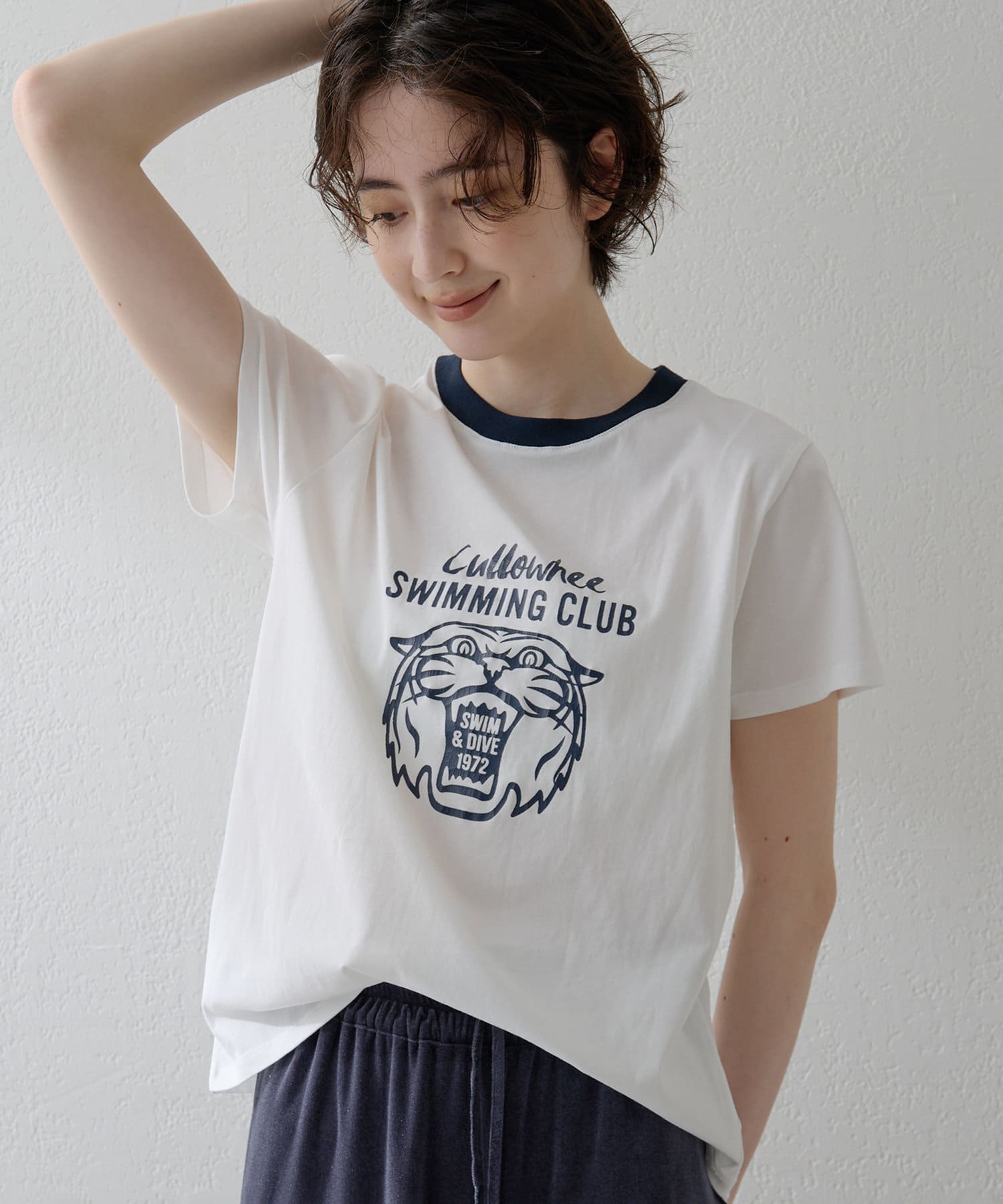 【2025SS】配色とプリントで遊びを入れた、キャッチーなロゴTEE■ワードローブに一枚あると便利なロゴプリントTシャツ。■ロゴはクラックプリントでヴィンテージ感のある雰囲気に仕上げたデザイン。■程よ