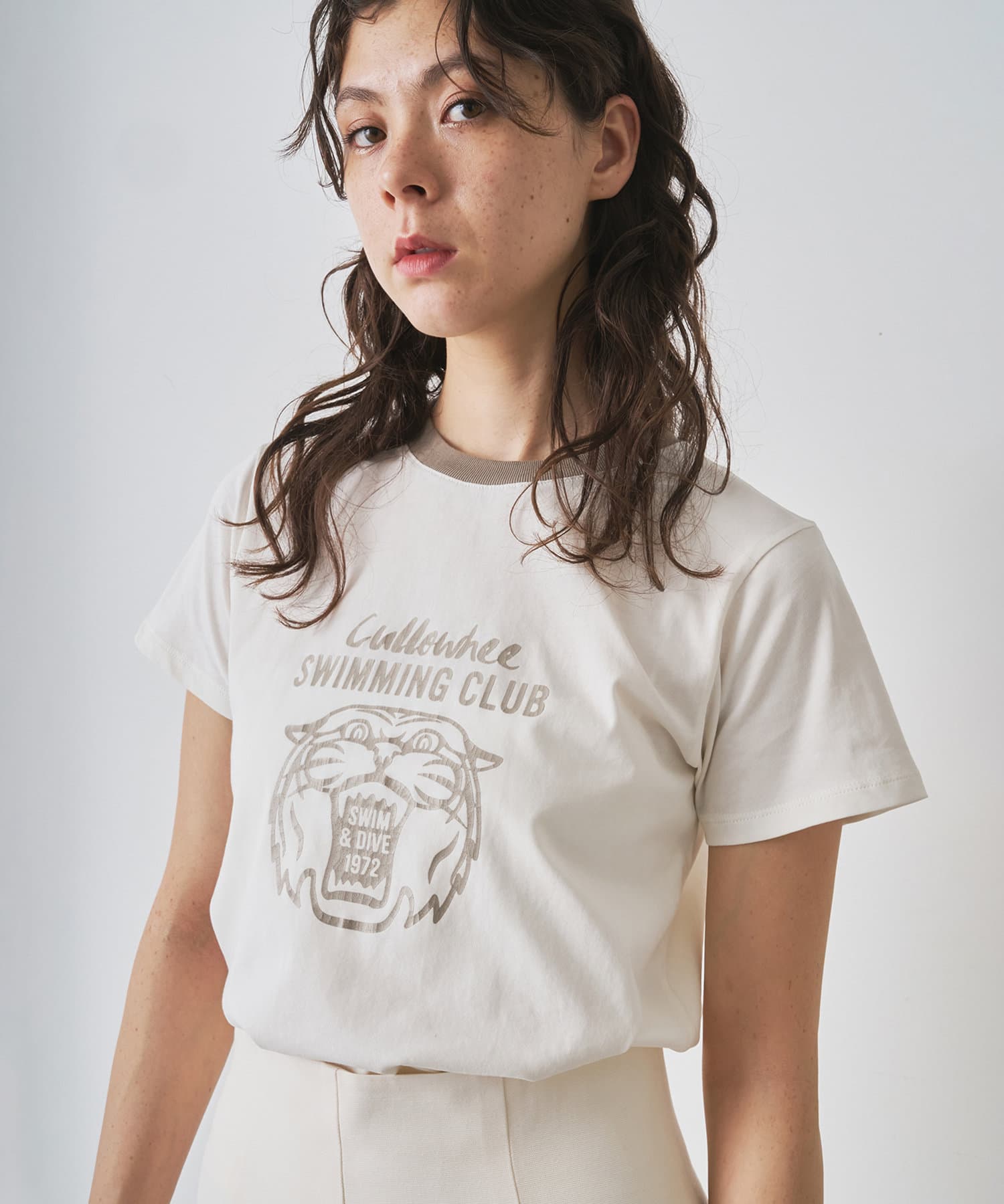 【2025SS】配色とプリントで遊びを入れた、キャッチーなロゴTEE■ワードローブに一枚あると便利なロゴプリントTシャツ。■ロゴはクラックプリントでヴィンテージ感のある雰囲気に仕上げたデザイン。■程よ