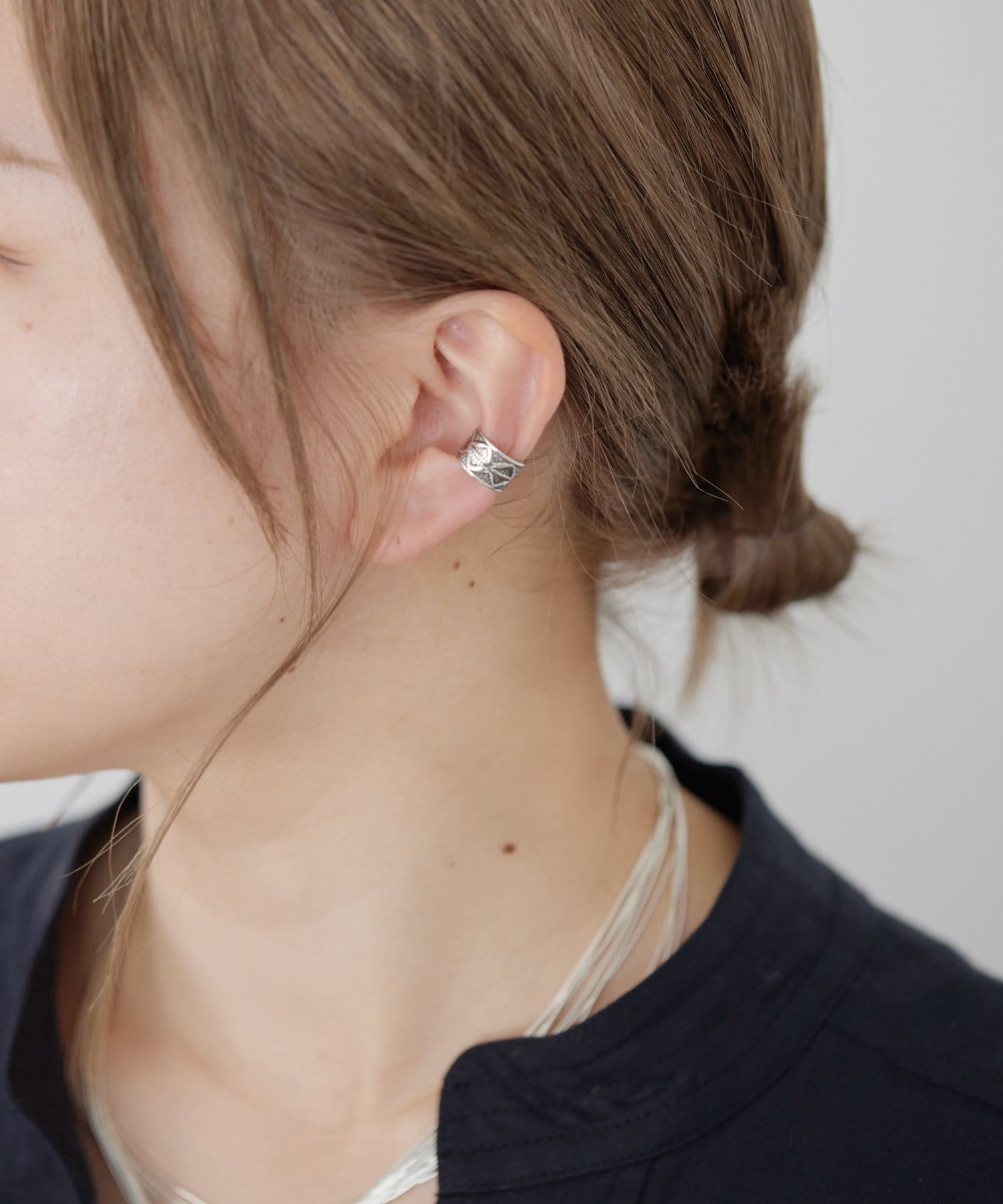 ear PAPILLONNER(イア パピヨネ) 《スターリングシルバー使用》スタンプミニイヤーカフ