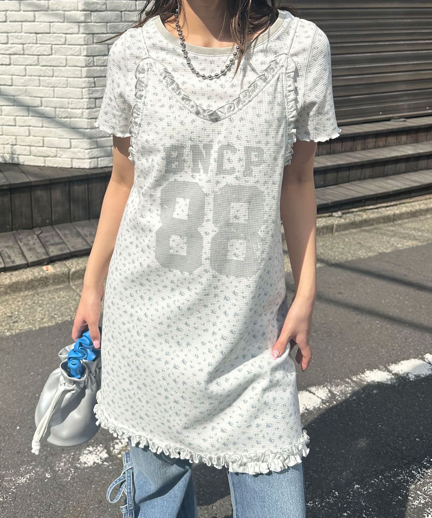 甘めスポーティーなワッフルT付きキャミワンピ※オフホワイトはWEB限定カラーです。▼ポイント全体に散りばめられた小花柄とフリルが可愛らしい、ワッフルT付きキャミワンピース。フェミニンさとスポーティーな