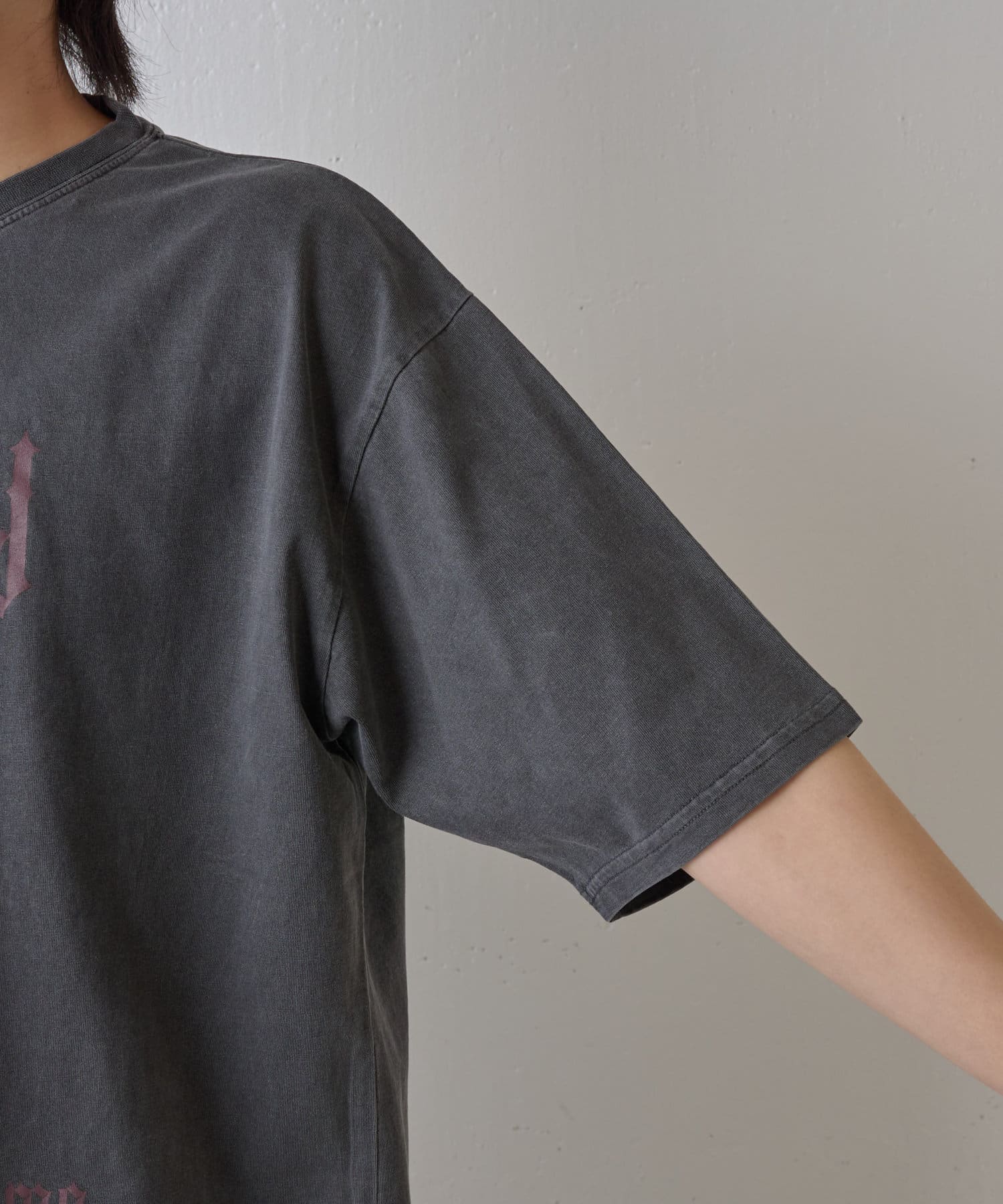 COLONY 2139(コロニー トゥーワンスリーナイン) ピグメント加工マリアプリントTシャツ
