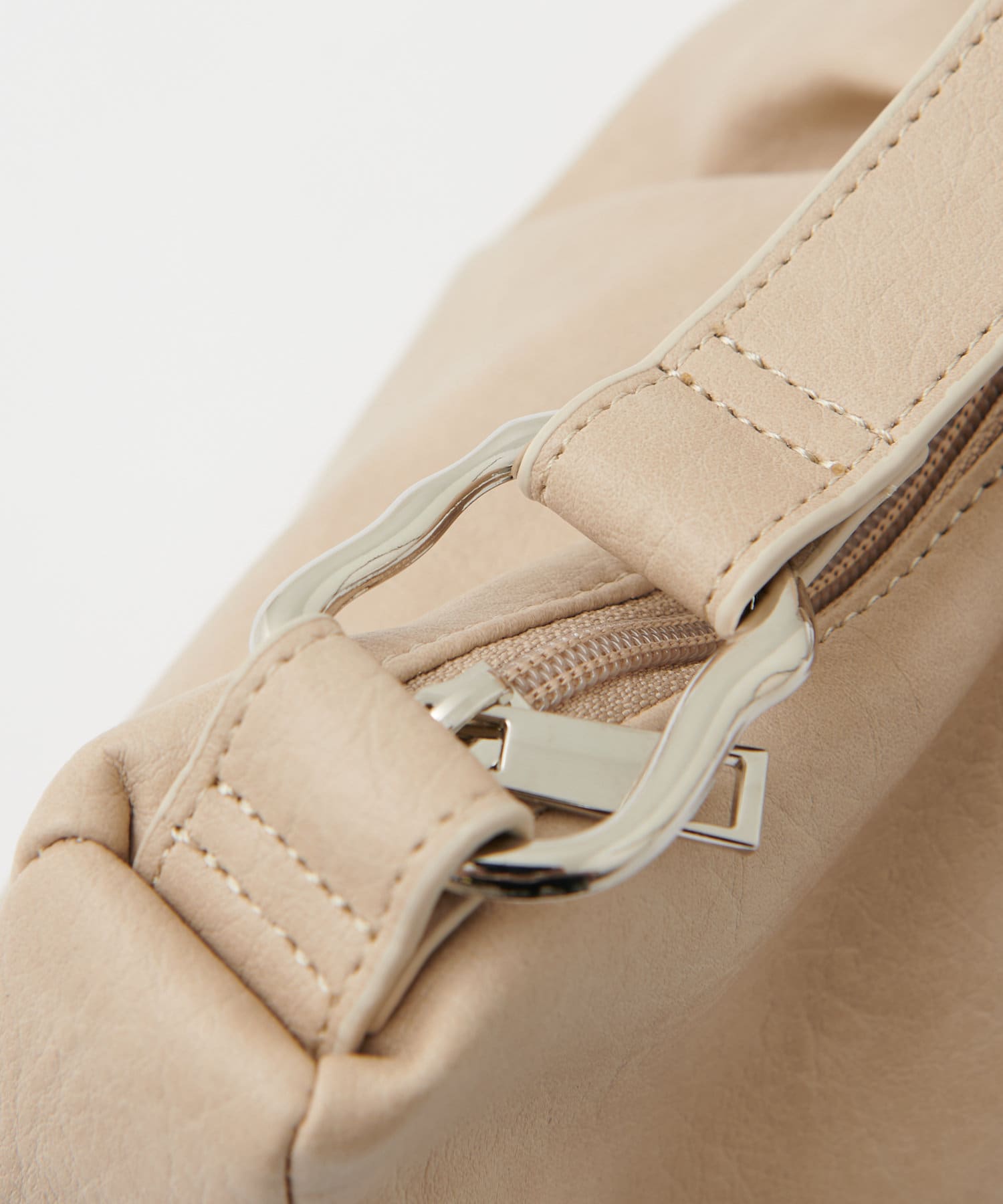 DISCOAT(ディスコート) 【大人カジュアルなデザインで高見え♩/600mlペットボトル・長財布も収納可◎】タックデザインバッグ《詳細動画あり》